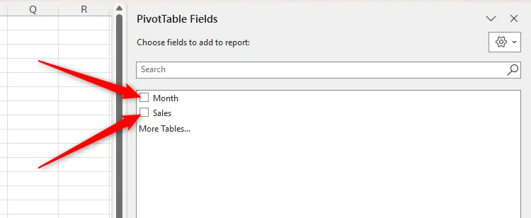 Chọn các trường Month và Sales trong ngăn PivotTable Fields của Excel
