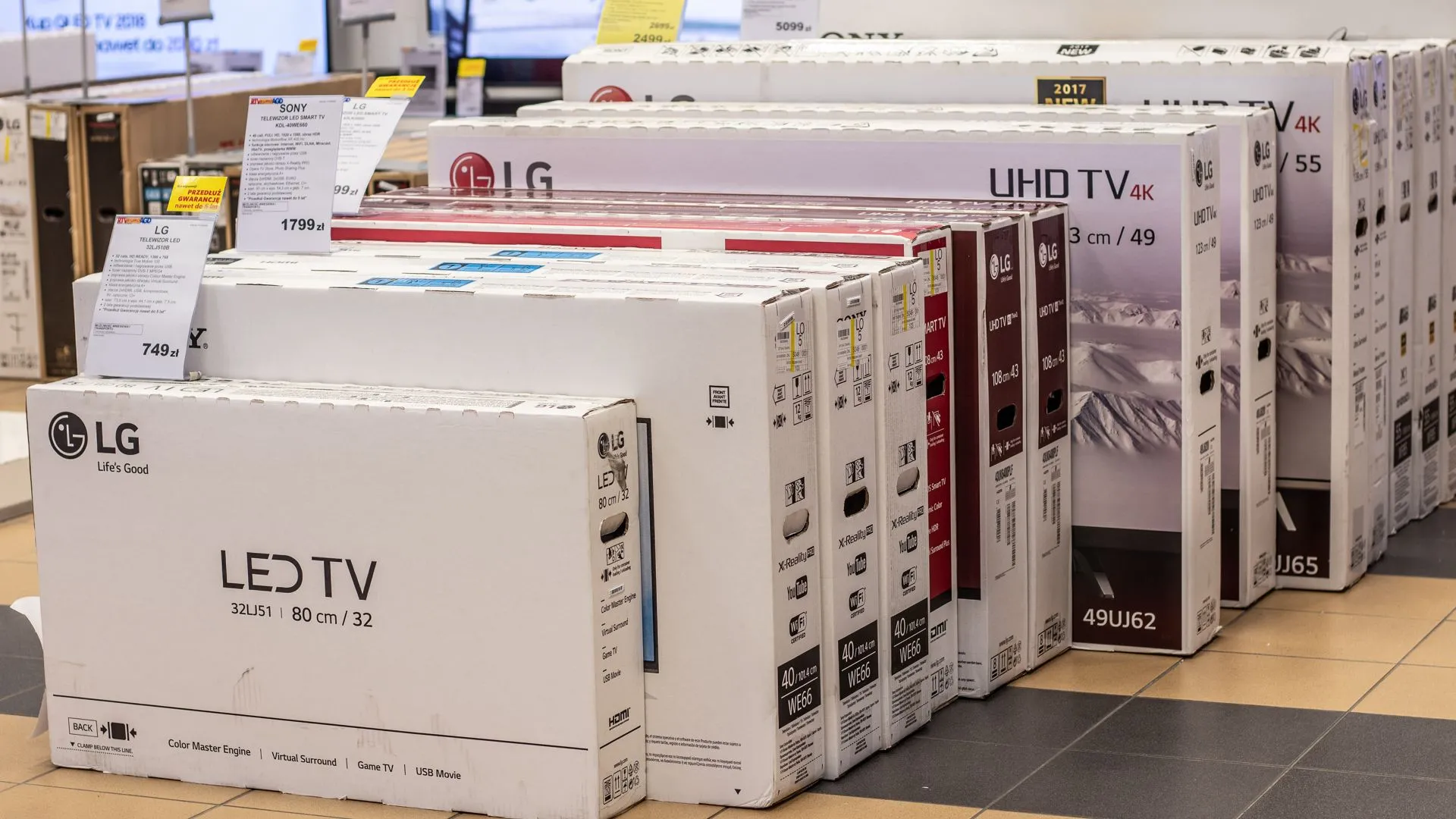 Chồng hộp carton lớn của TV màn hình rộng cho thấy nguy cơ thu hút trộm cắp sau lễ.