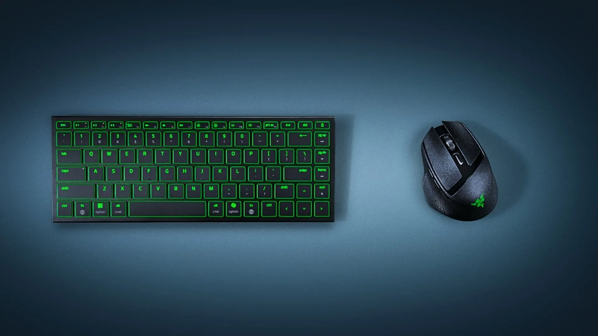 Chuột chơi game Razer Basilisk Mobile và bàn phím Razer Joro trên bàn