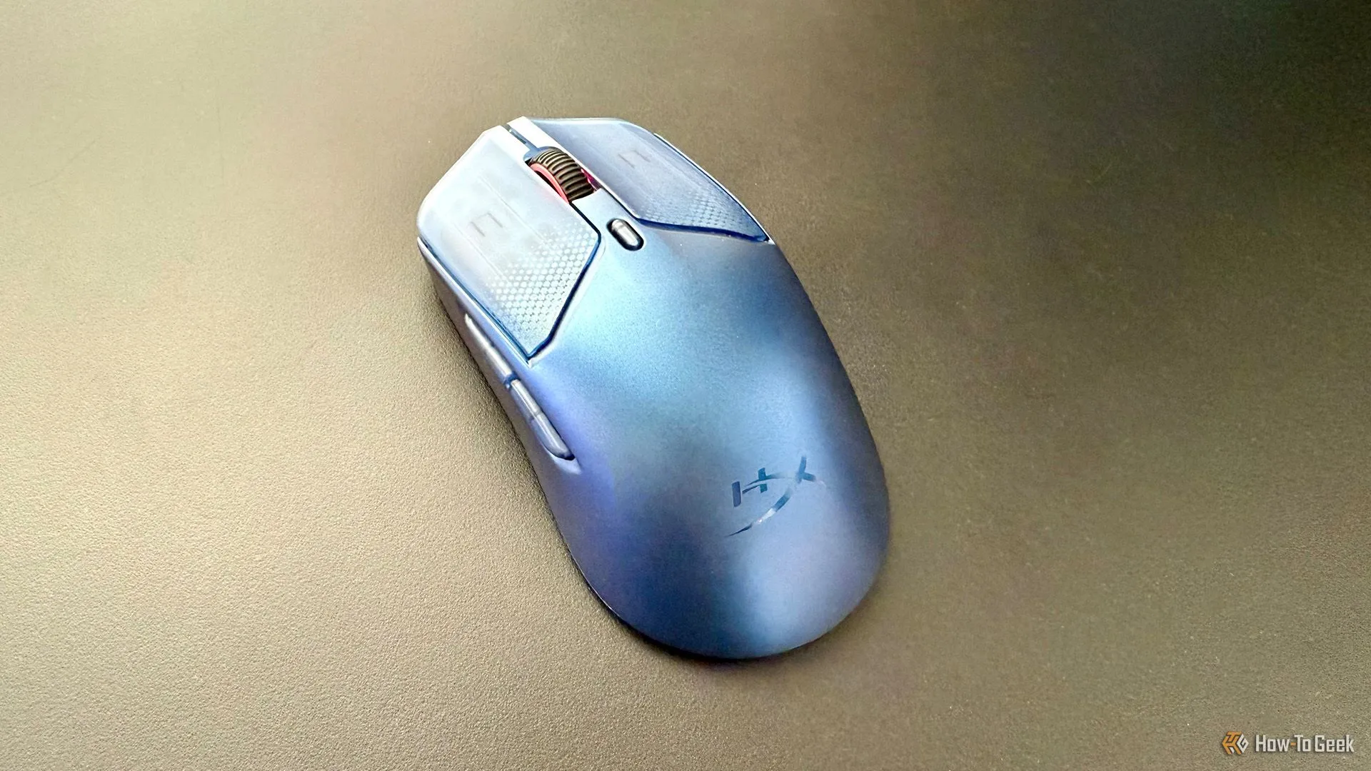 Chuột gaming HyperX Pulsefire Haste 2 S Wireless trên nền đen, làm nổi bật thiết kế tối giản nhưng mạnh mẽ