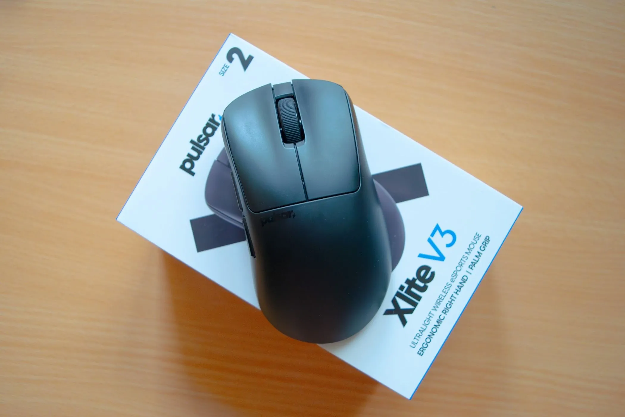 Chuột gaming siêu nhẹ Pulsar Xlite V3 trên hộp sản phẩm, nổi bật với thiết kế công thái học.