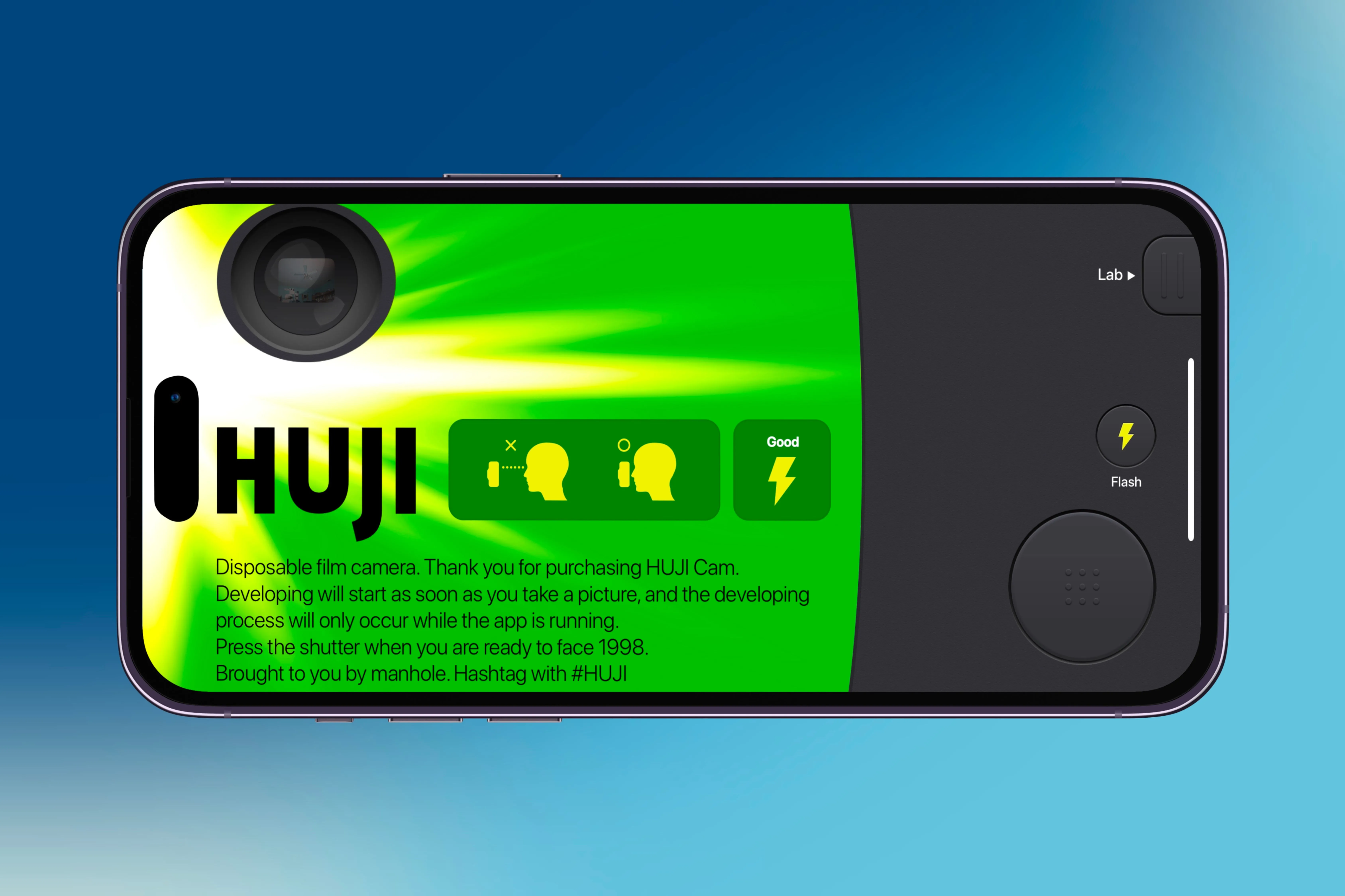Chụp ảnh bằng HUJI Cam trên iPhone, sử dụng flash và truy cập thư viện ảnh, mô phỏng trải nghiệm máy ảnh dùng một lần.