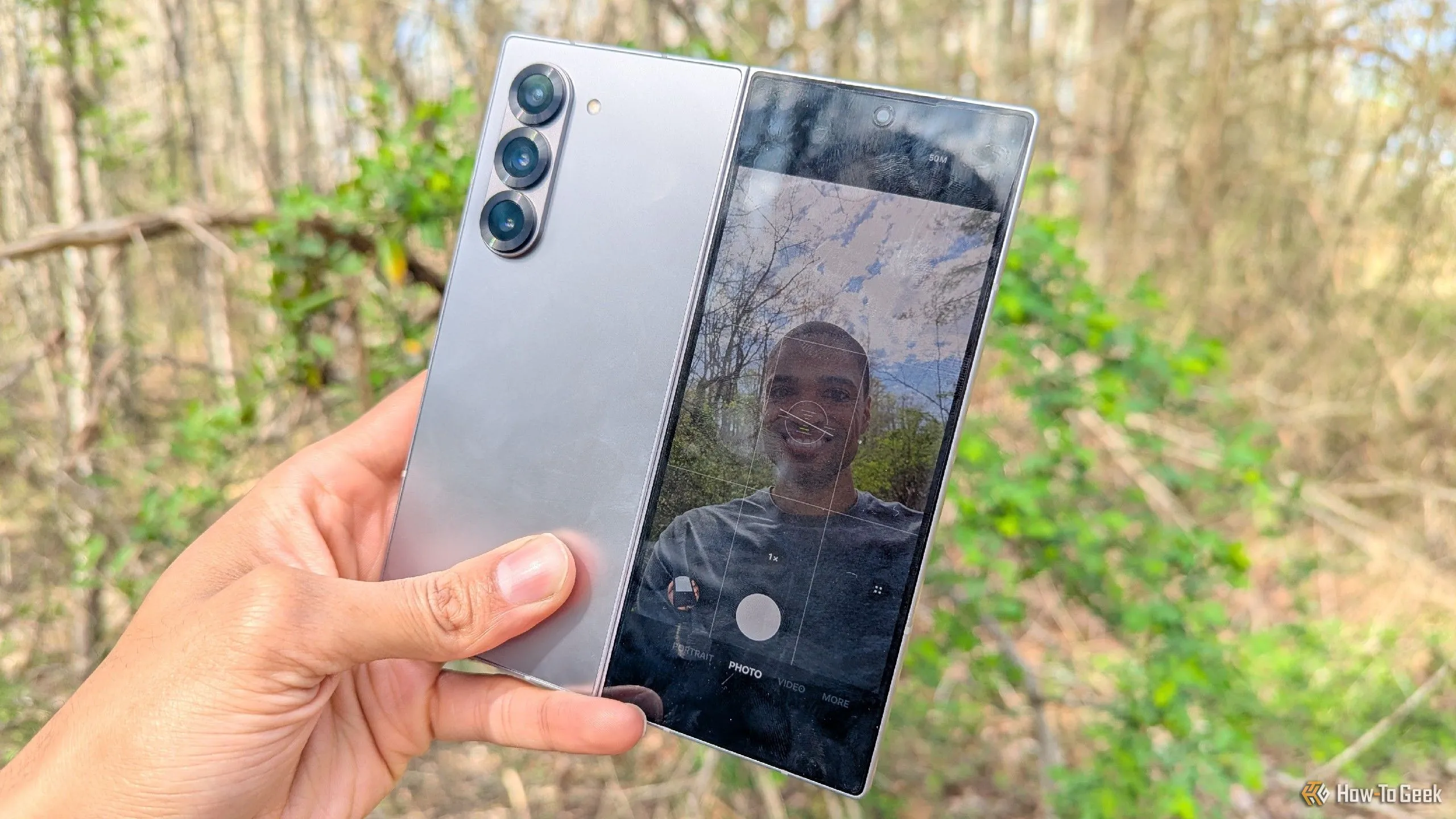 Chụp ảnh selfie chất lượng cao bằng camera sau của Galaxy Z Fold 6, sử dụng màn hình phụ làm kính ngắm