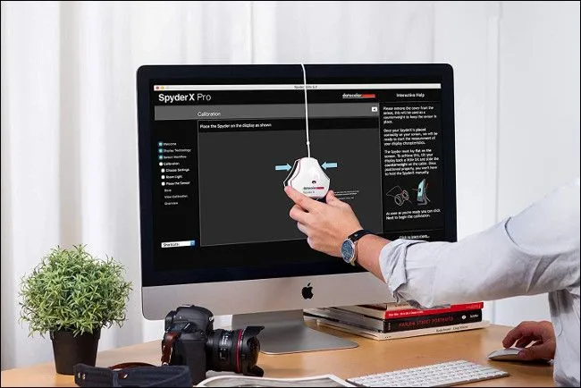 Công cụ hiệu chỉnh màu sắc màn hình Datacolor SpyderX Pro, dùng để đảm bảo độ chính xác màu cho màn hình máy tính.