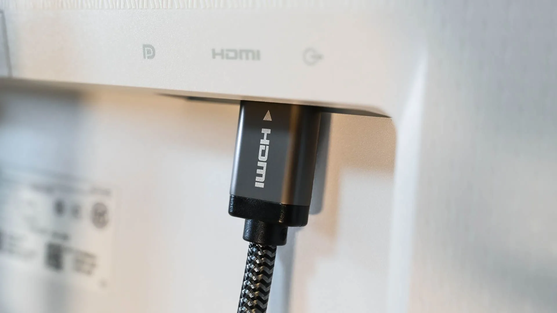 Cổng HDMI được cắm vào máy tính, minh họa khả năng kết nối màn hình của dock Thunderbolt 4