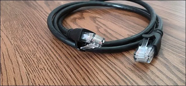 Cổng kết nối Ethernet (LAN) trên màn hình giúp cung cấp mạng dây ổn định.