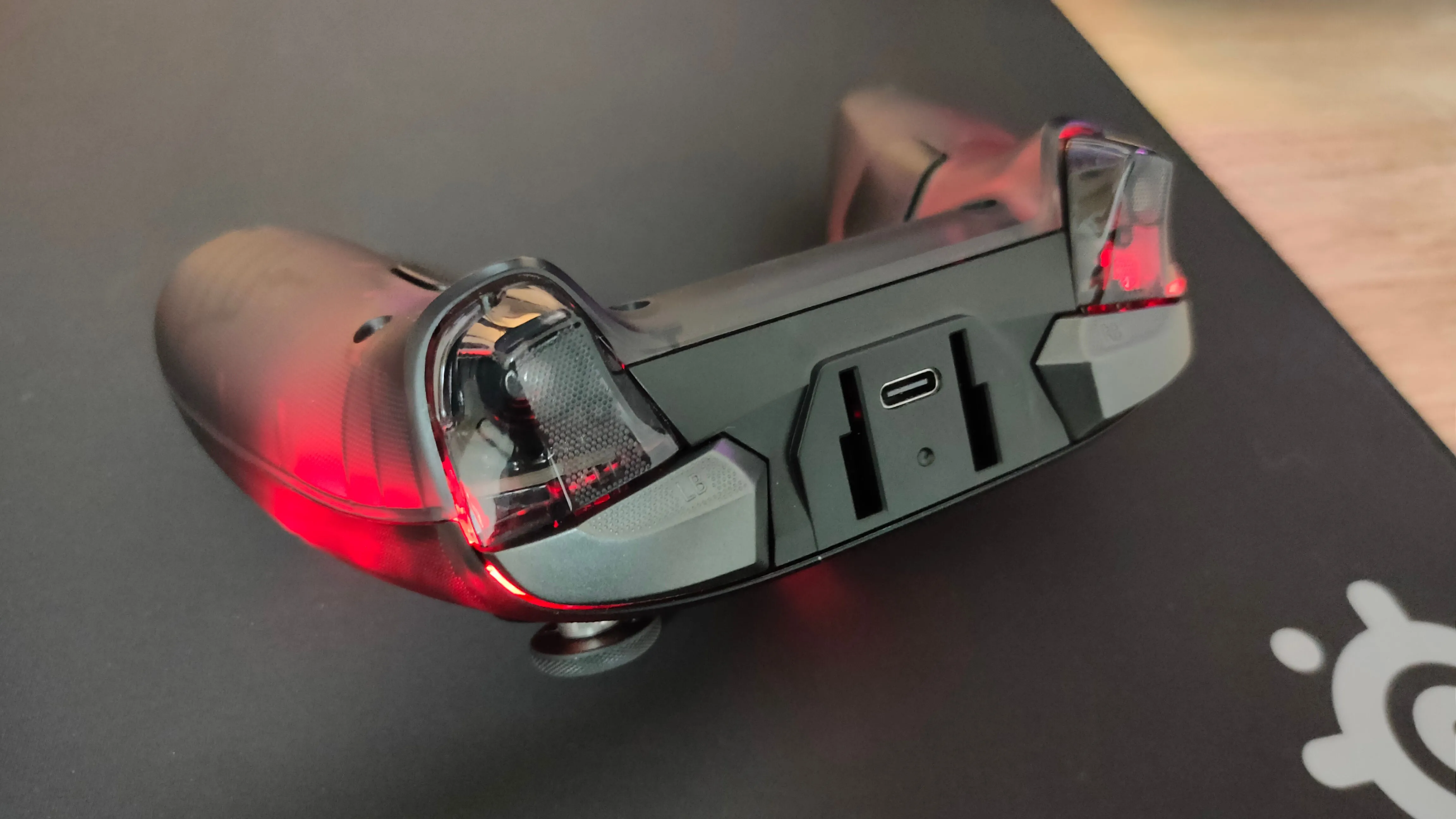 Cổng sạc USB-C tiện lợi trên tay cầm GameSir Cyclone 2