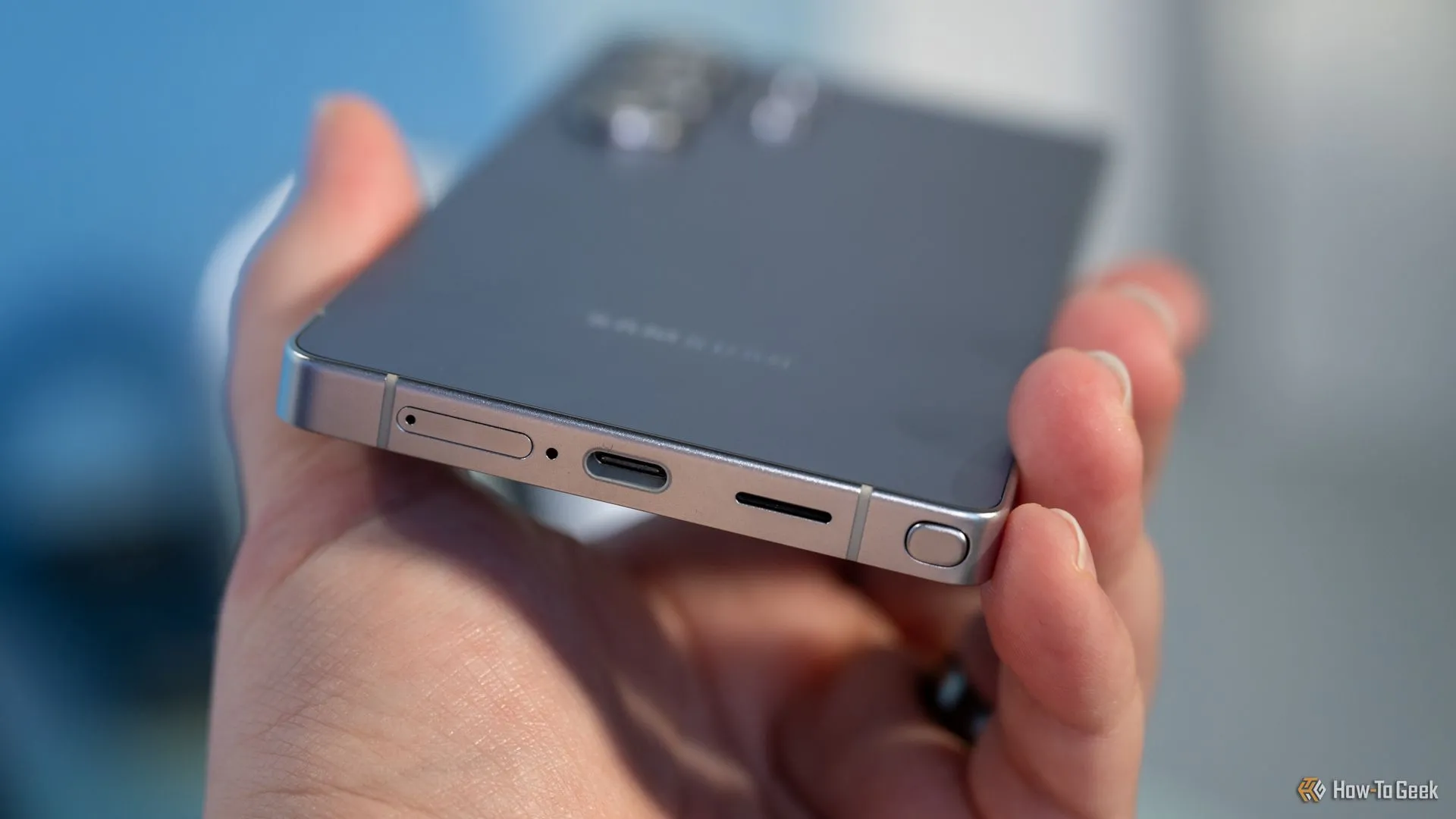 Cổng USB-C, khe cắm SIM và S Pen ở cạnh dưới của Samsung Galaxy S25 Ultra, minh họa các kết nối sạc.