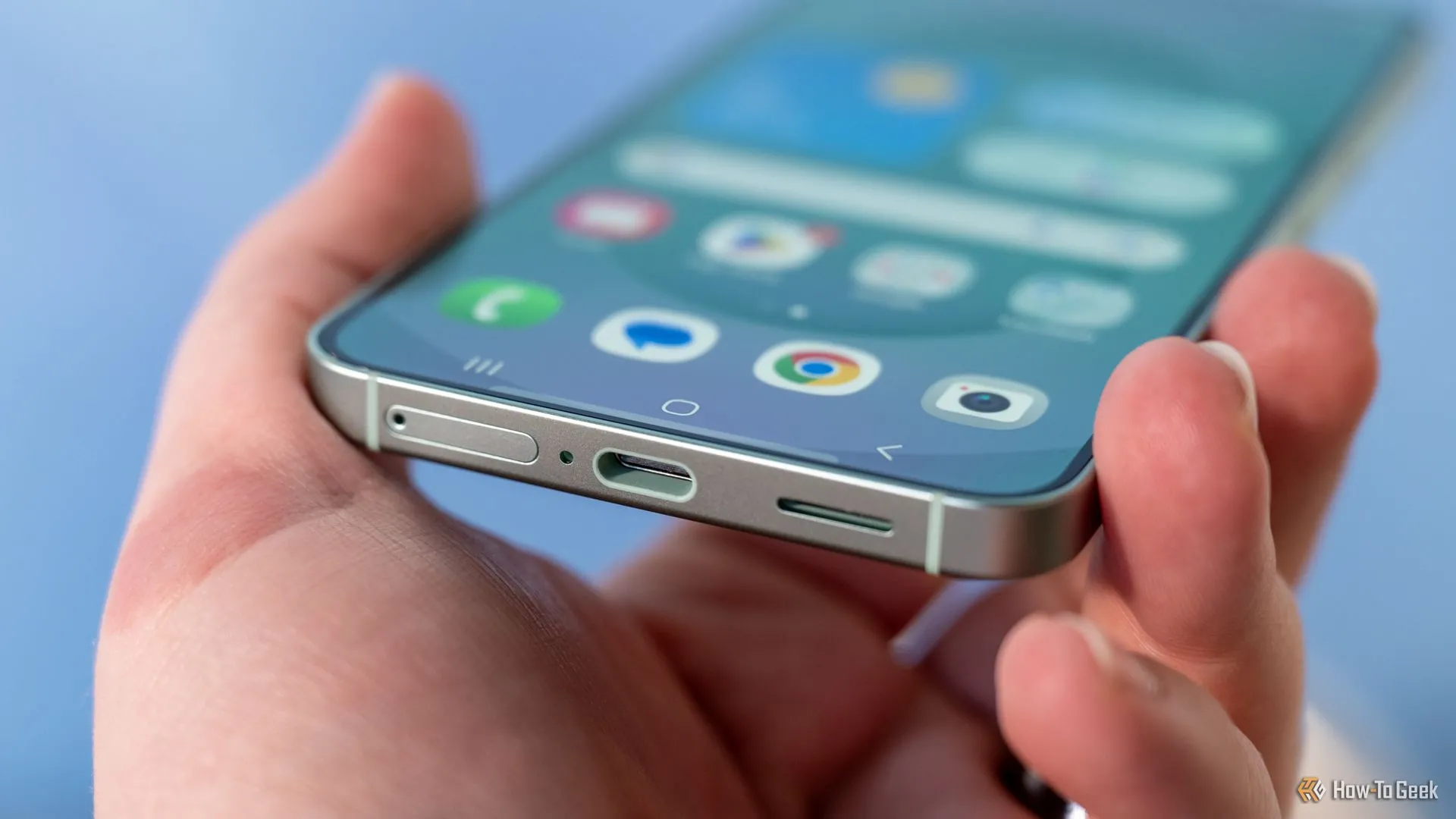 Cổng USB-C và khe cắm SIM ở cạnh dưới của Samsung Galaxy S25.