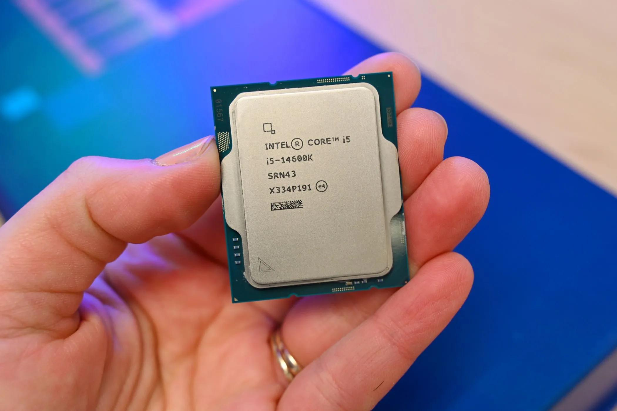 CPU Intel Core i5 thế hệ 14 nhìn từ mặt trước, đặt trên bề mặt màu tối