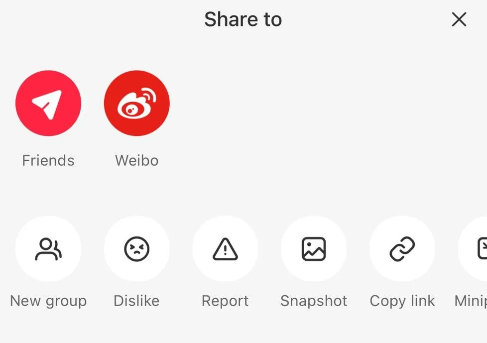 Cửa sổ tùy chọn chia sẻ của ứng dụng RedNote (Xiaohongshu), chỉ hiển thị Weibo là lựa chọn chính, phản ánh định hướng thị trường Trung Quốc của nền tảng này.