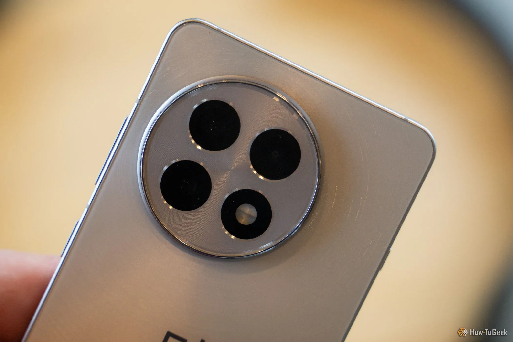 Cụm ba camera của điện thoại OnePlus 13R với các ống kính và đèn flash được bố trí tinh xảo