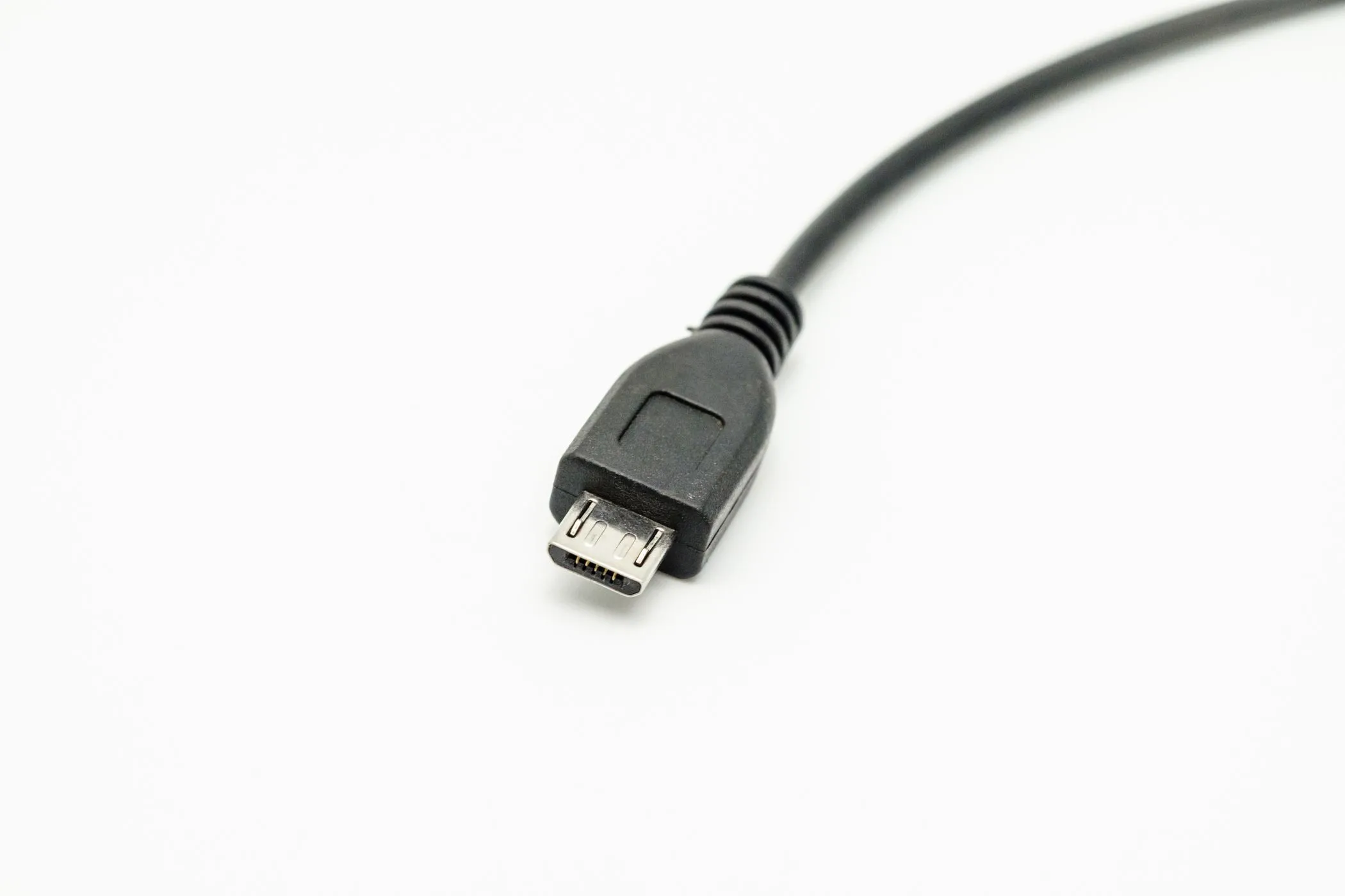 Đầu cắm Micro-USB màu đen trên nền trắng, minh họa cho loại cáp cũ có thể bất ngờ cần đến.