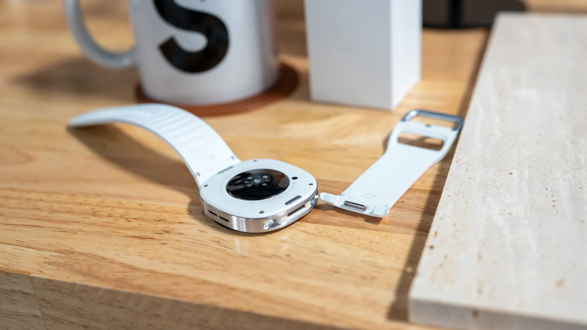 Dây đeo được tháo rời khỏi Samsung Galaxy Watch 8, để lộ hệ thống chốt dây Dynamic Lug System độc đáo và tiện lợi