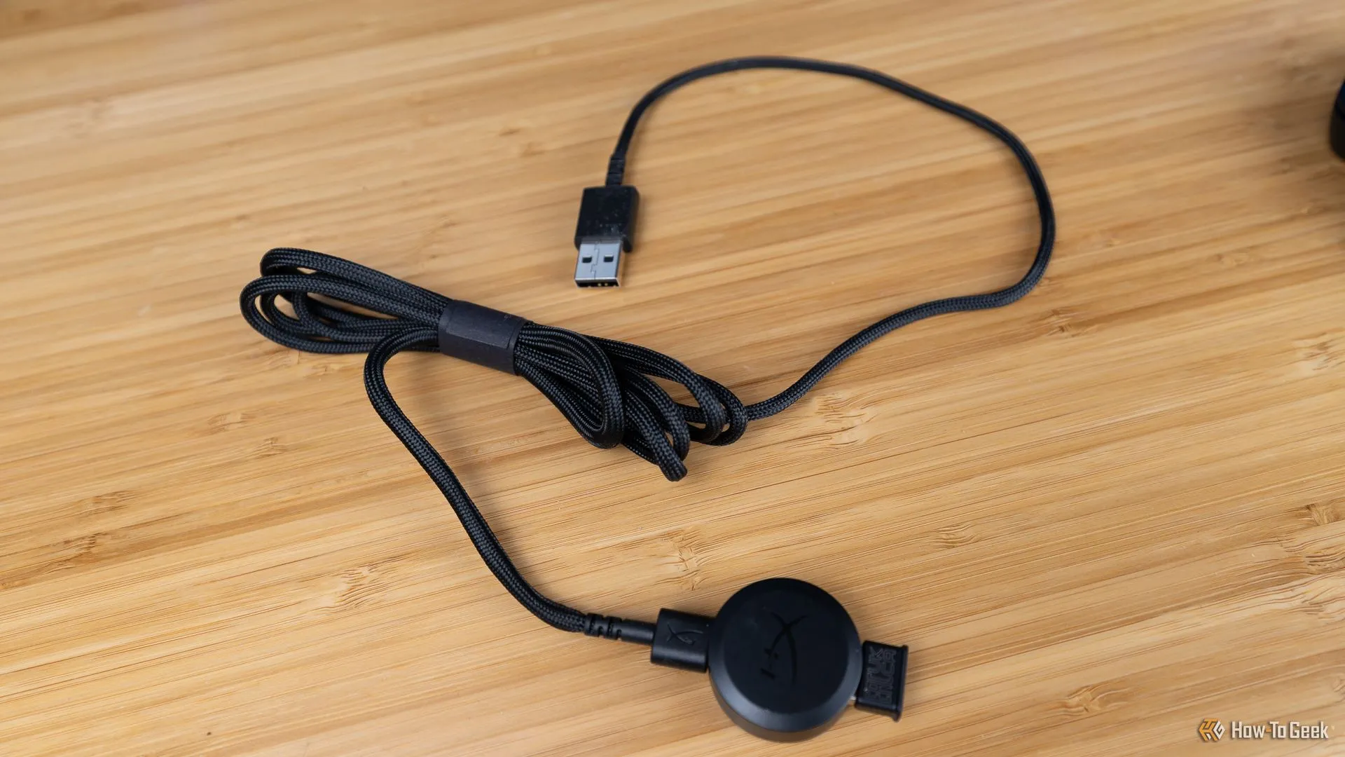 Dây sạc USB-C và dongle không dây USB-A của chuột HyperX Pulsefire Saga Pro