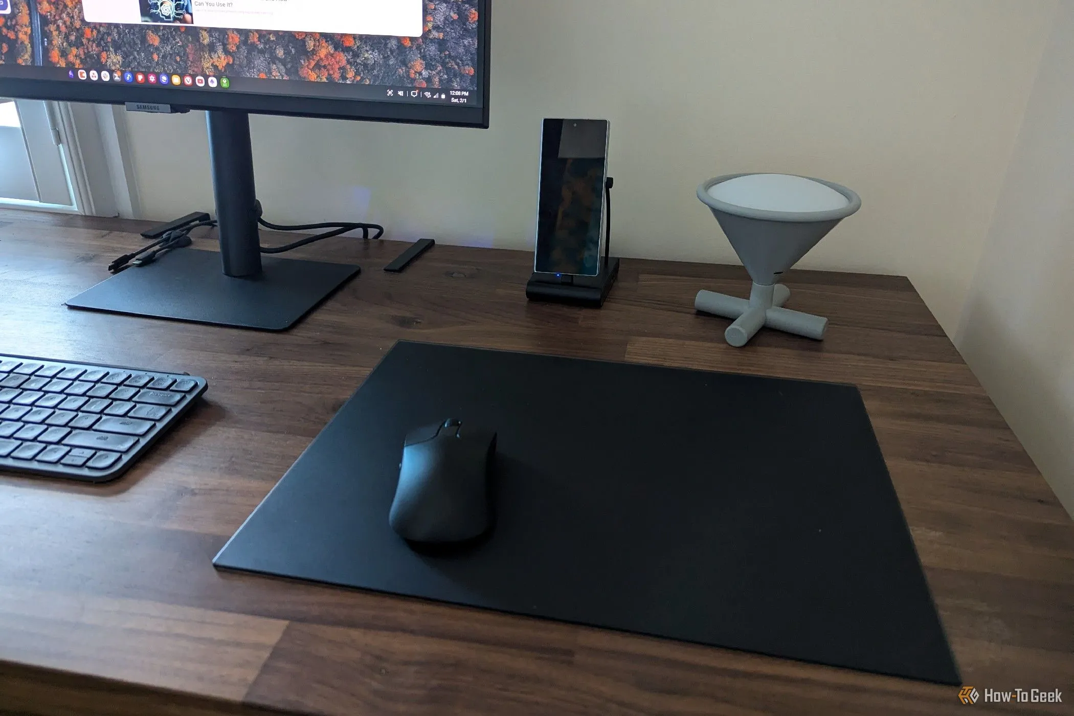 Điện thoại Galaxy Z Fold 6 được kết nối với màn hình ngoài thông qua Samsung DeX