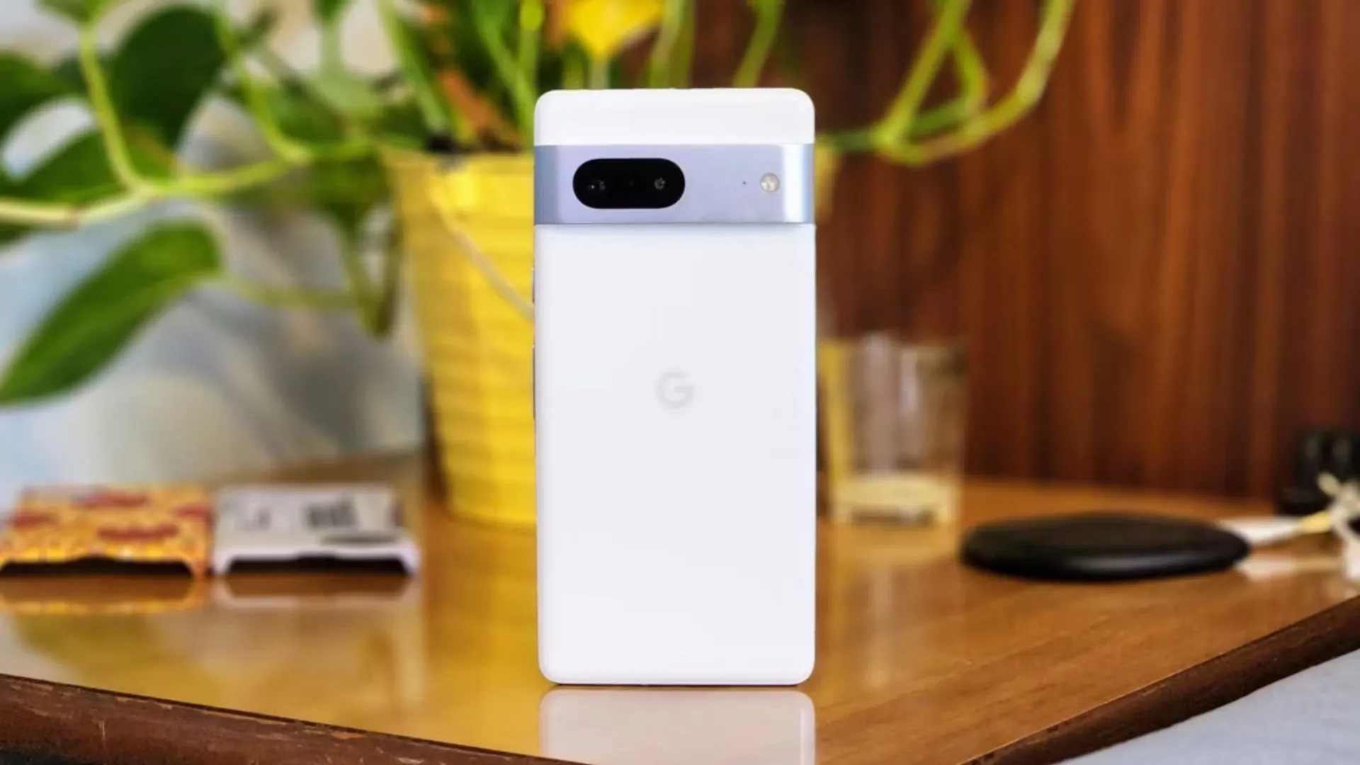 Điện thoại Google Pixel 7 màu trắng đang đứng trên mặt bàn, thể hiện sự trưởng thành trong thiết kế của dòng Pixel.