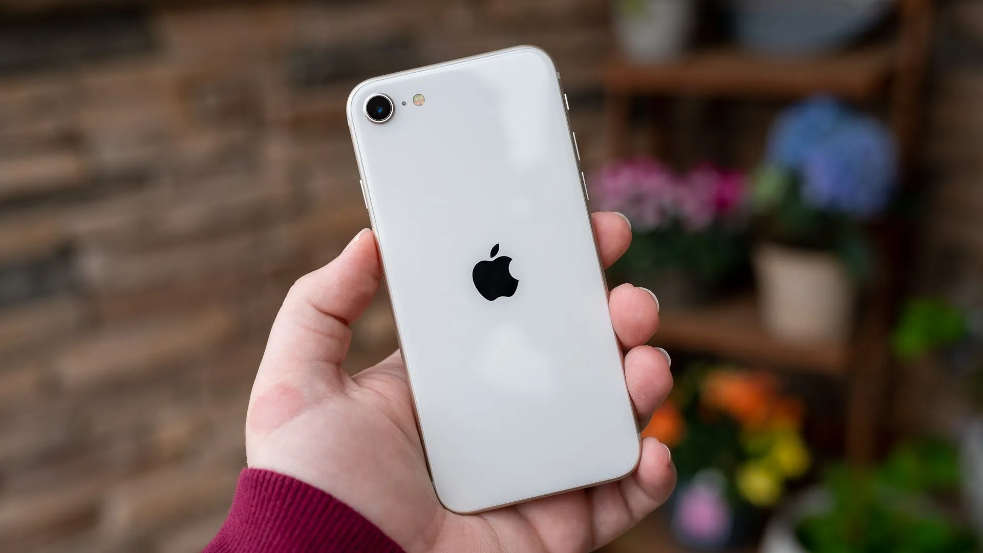 Điện thoại iPhone SE 2022, minh họa cho chương trình thu cũ đổi mới thiết bị di động.