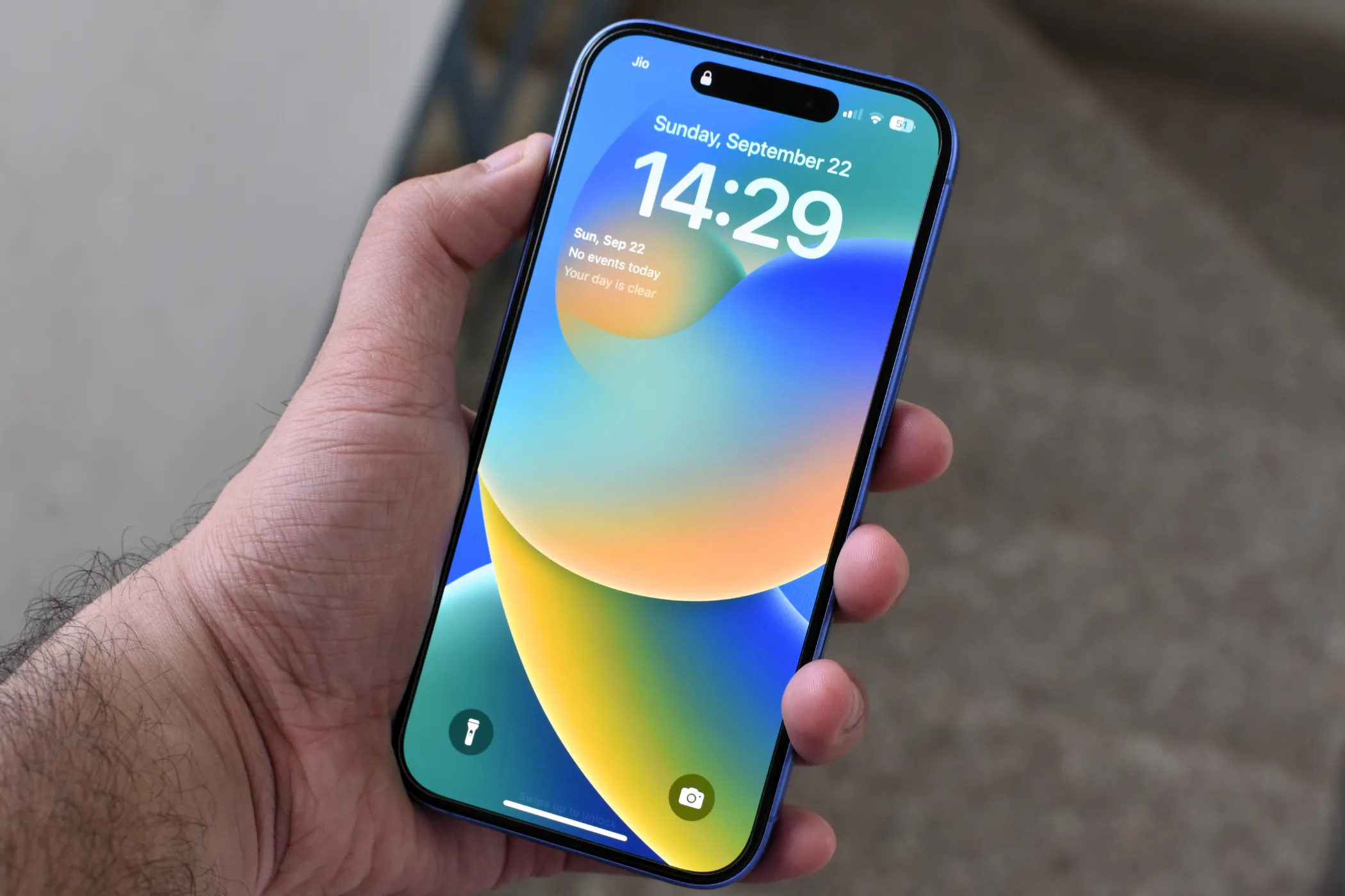 Điện thoại iPhone với màn hình hiển thị độ sáng đỉnh (peak brightness) không phải tối đa