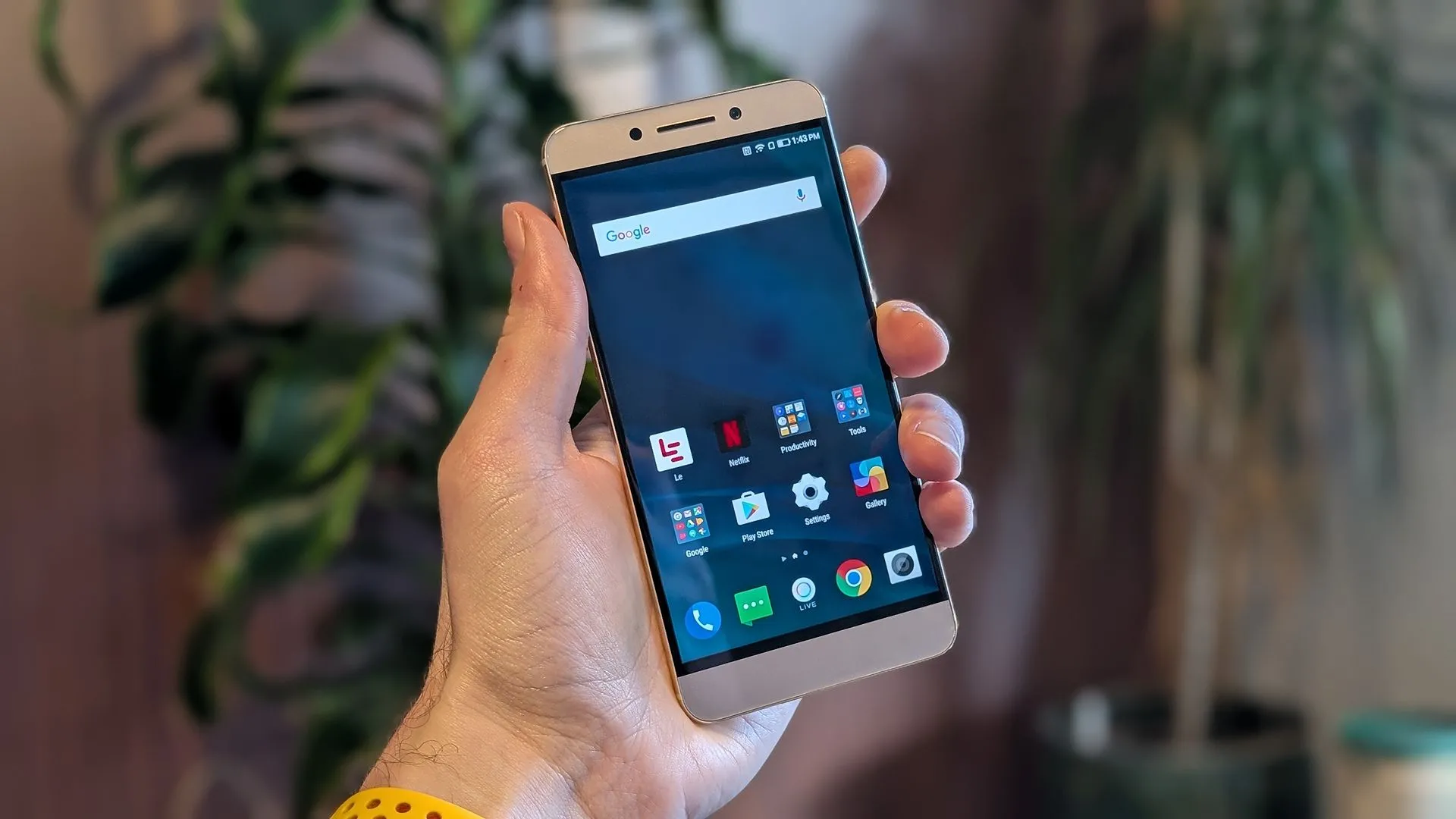 Điện thoại LeEco Le Pro 3 màu vàng đồng đặt trên bàn, thể hiện thiết kế phần cứng ấn tượng nhưng đi kèm phần mềm EUI tệ hại.