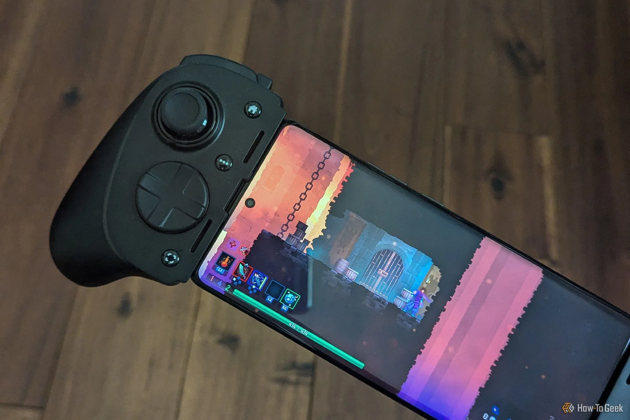 Điện thoại Moto Edge+ 2023 gắn tay cầm Razer Kishi Ultra đang chơi game Dead Cells.