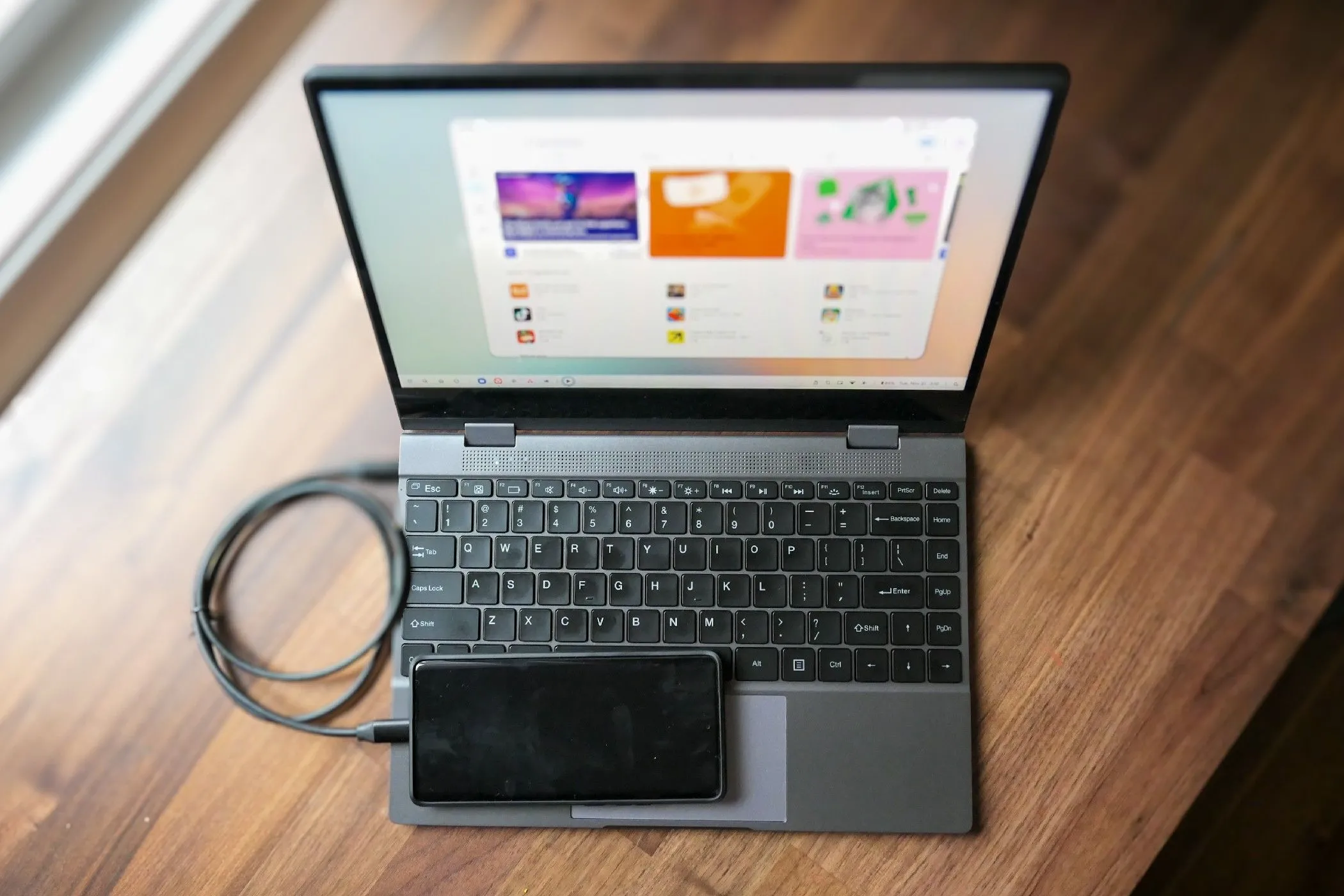 Điện thoại Motorola Edge+ kết nối với lapdock UPerfect
