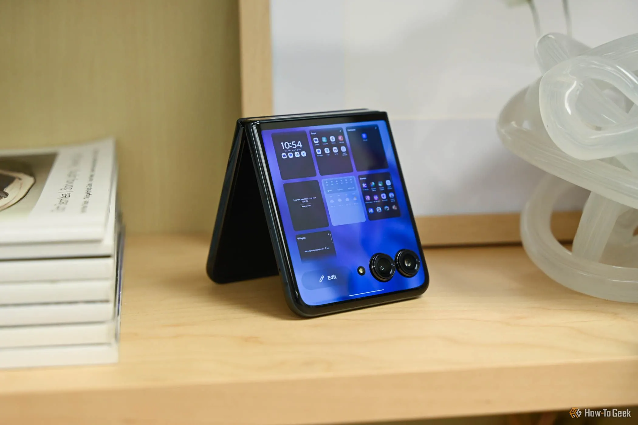 Điện thoại Motorola Razr+ gập lại thành hình tam giác, hiển thị màn hình phía trước