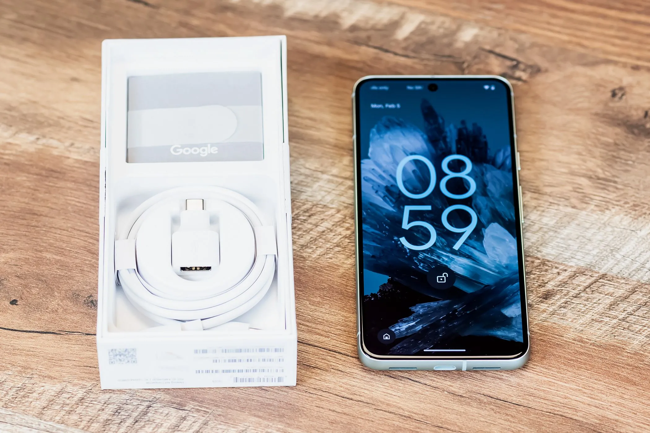 Điện thoại Pixel 8 với hộp đi kèm