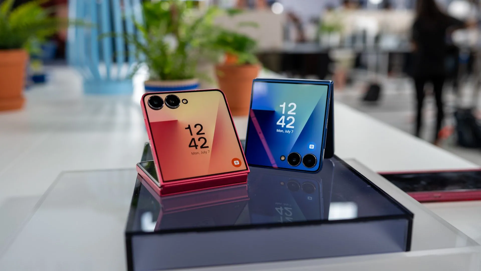 Điện thoại Samsung Galaxy Z Flip 7 với nhiều màu sắc khác nhau được đặt trên bàn