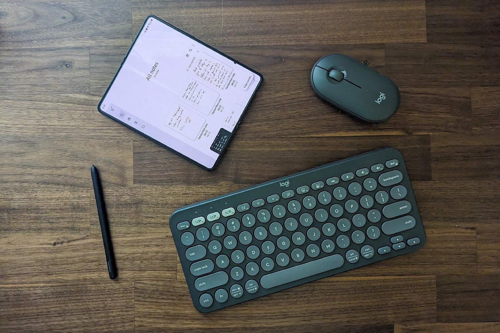 Điện thoại Samsung Galaxy Z Fold 5 cùng các phụ kiện như S Pen và bàn phím Bluetooth, thể hiện khả năng làm việc hiệu quả.