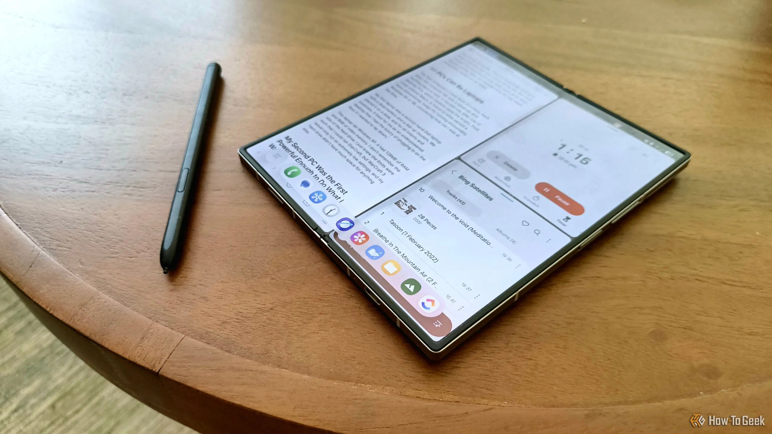 Điện thoại Samsung Galaxy Z Fold 6 kèm bút S Pen đặt trên bàn cà phê, thể hiện thiết bị di động cá nhân với các tính năng Galaxy AI.