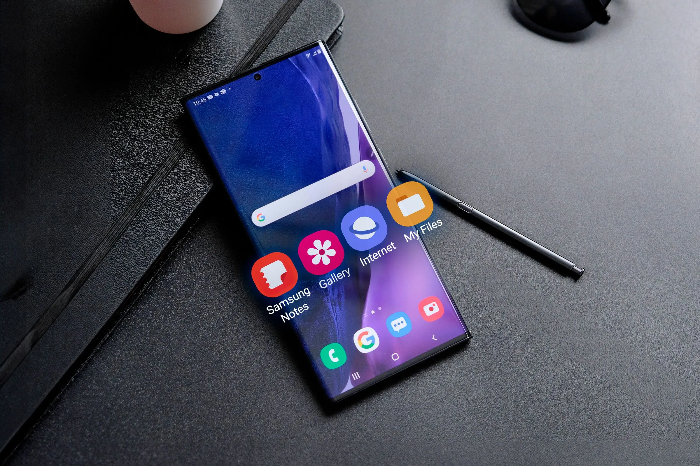 Điện thoại thông minh Samsung với các ứng dụng gốc hiển thị nổi bật trên màn hình và bút S Pen bên cạnh.