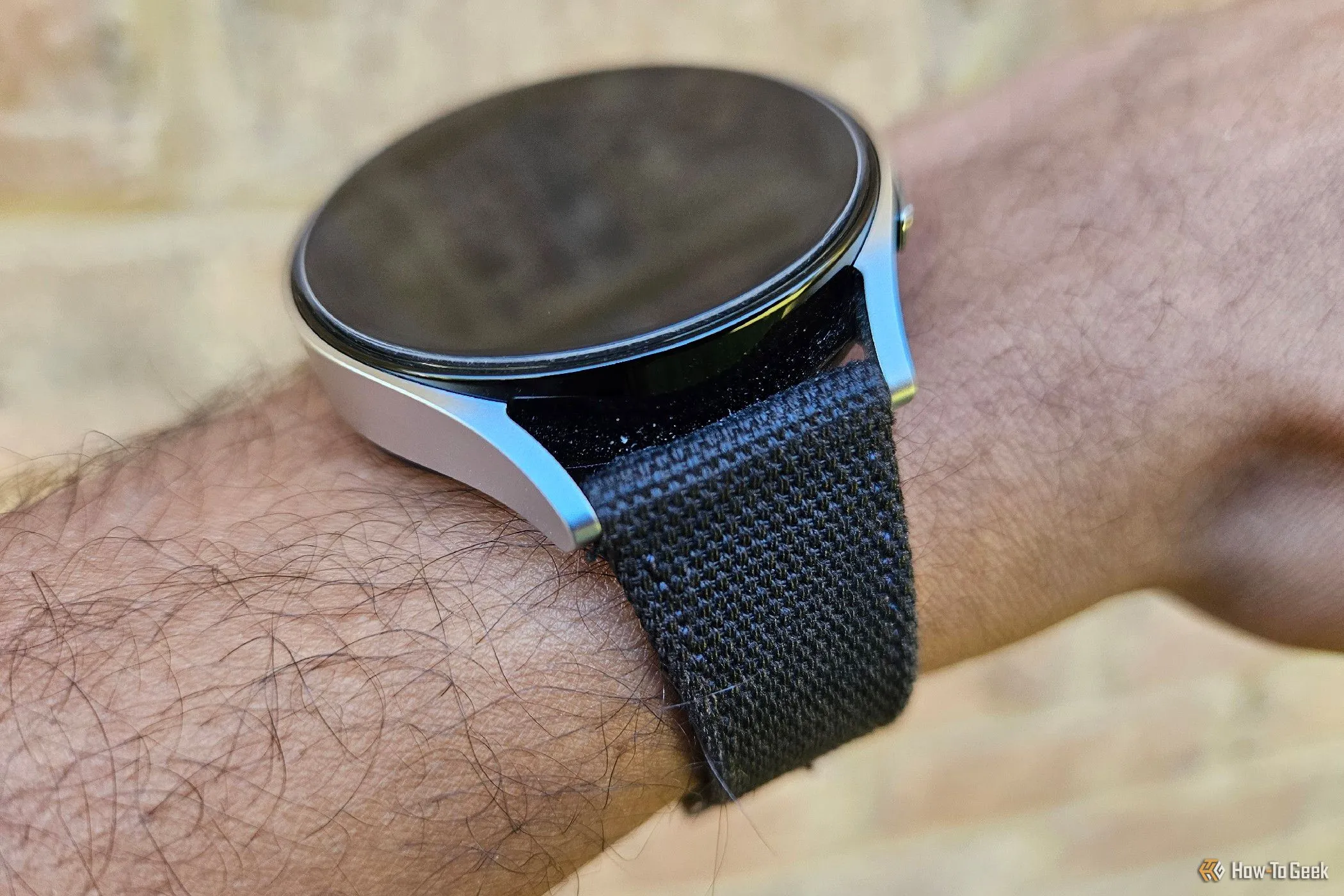 Đồng hồ Galaxy Watch với một dây đeo thay thế, cho thấy khả năng tùy biến phong cách.