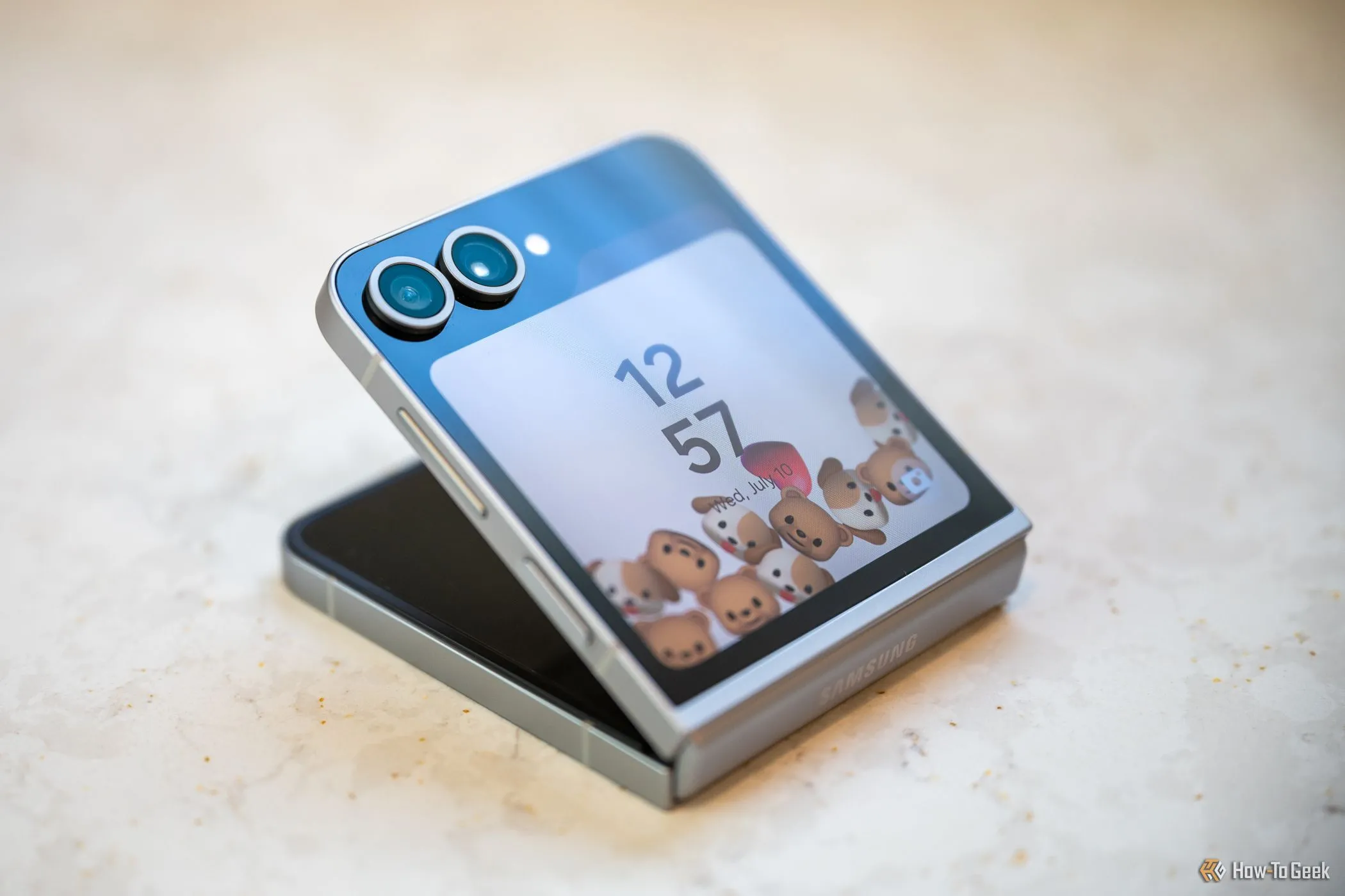 Đồng hồ Samsung Galaxy Z Flip 6 đang mở một nửa hiển thị màn hình khóa
