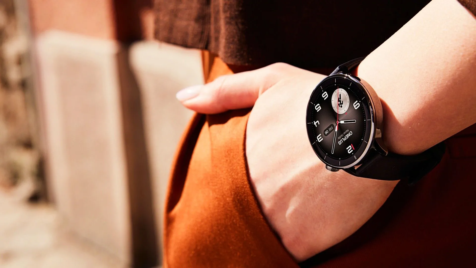 Đồng hồ thông minh OnePlus Watch 3 (phiên bản 43mm) đang được đeo trên cổ tay một người dùng, thể hiện thiết kế nhỏ gọn