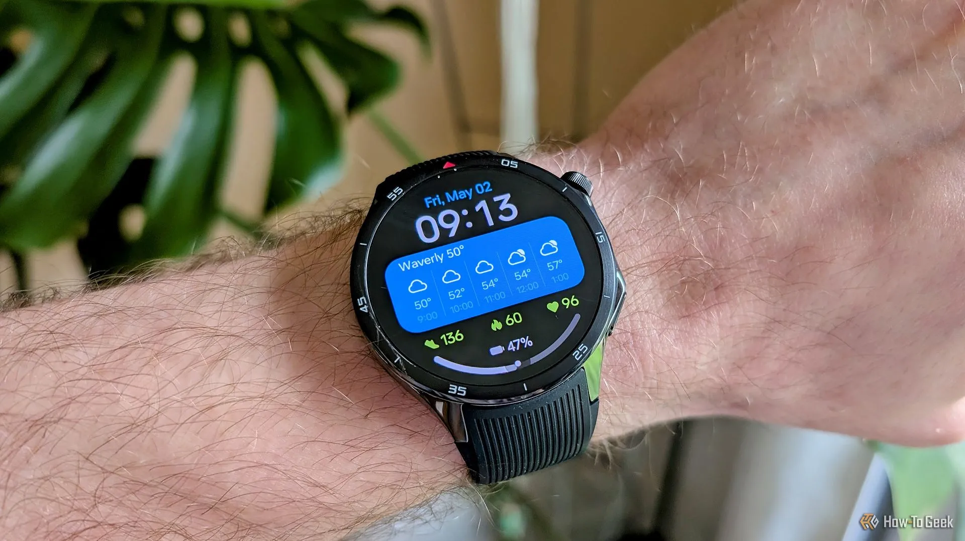Đồng hồ thông minh OnePlus Watch 3 trên cổ tay, thể hiện thiết kế và kích thước ban đầu.