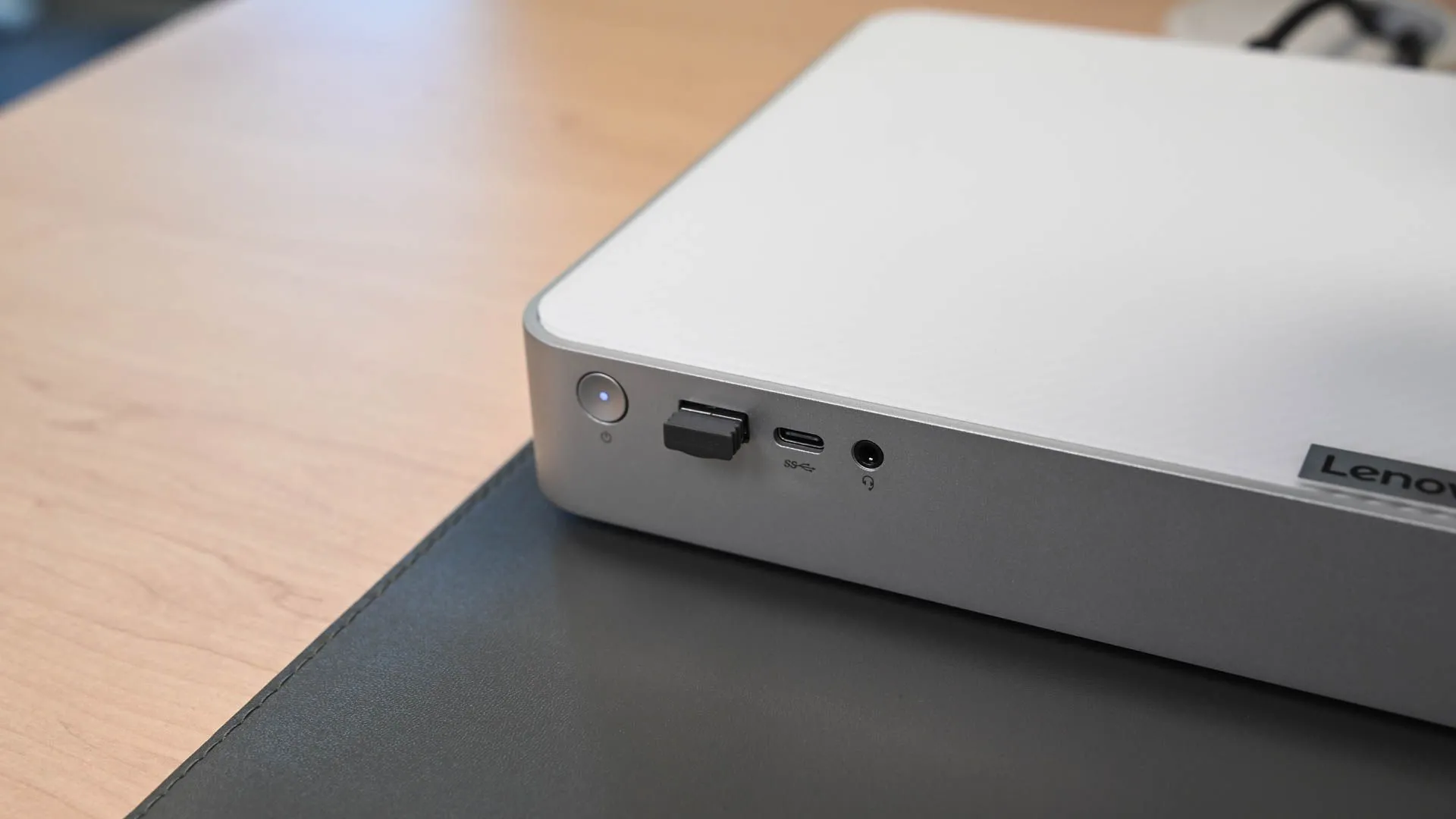 Dongle chuột và bàn phím cắm vào máy tính mini-ITX Lenovo IdeaCentre Mini, minh họa cho giải pháp PC nhỏ gọn