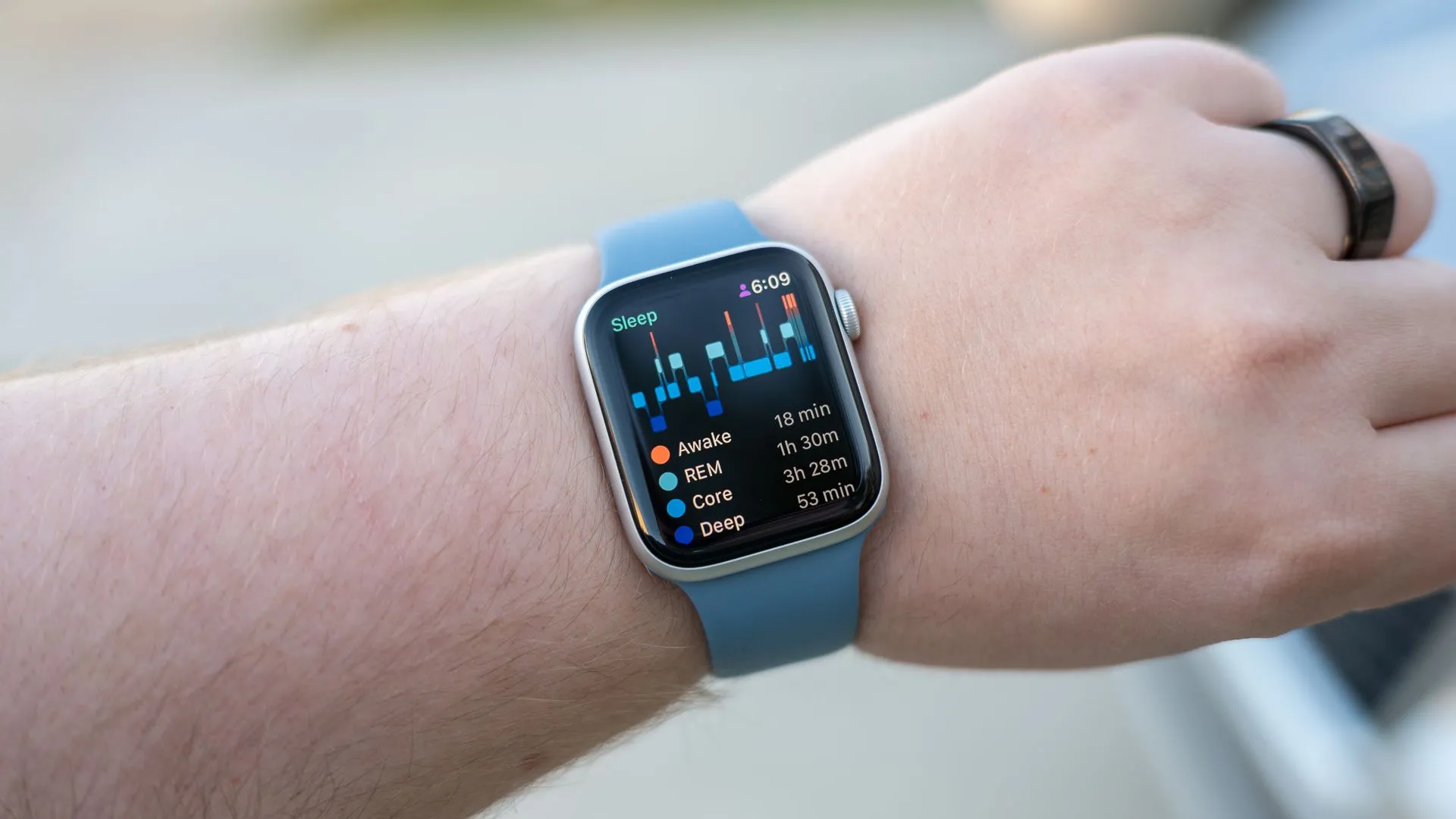 Dữ liệu giấc ngủ hiển thị trên màn hình Apple Watch SE 2022, minh họa giao diện người dùng.