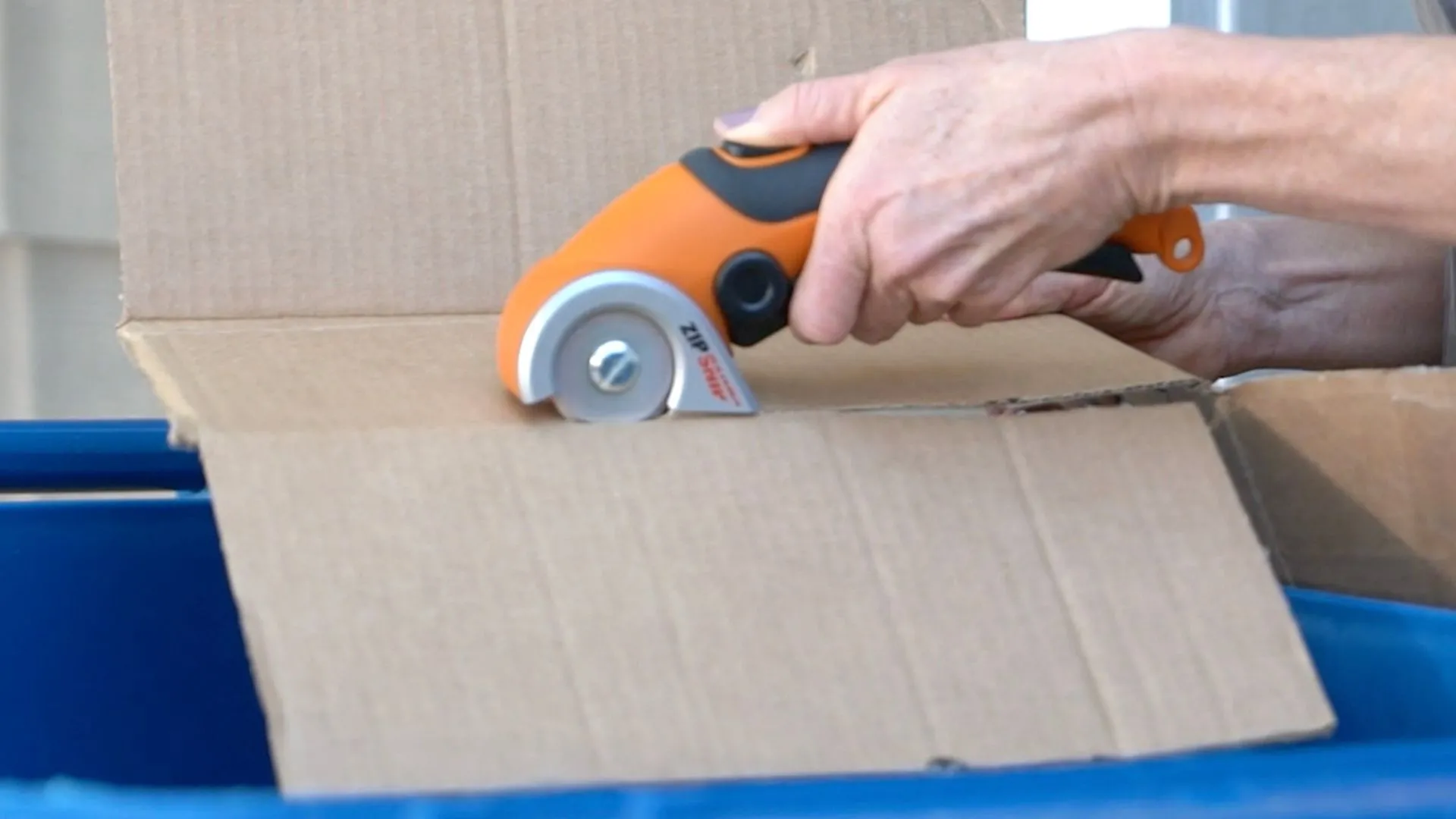 Dụng cụ cắt quay WORX giúp cắt nhỏ hộp quà công nghệ để xử lý an toàn.