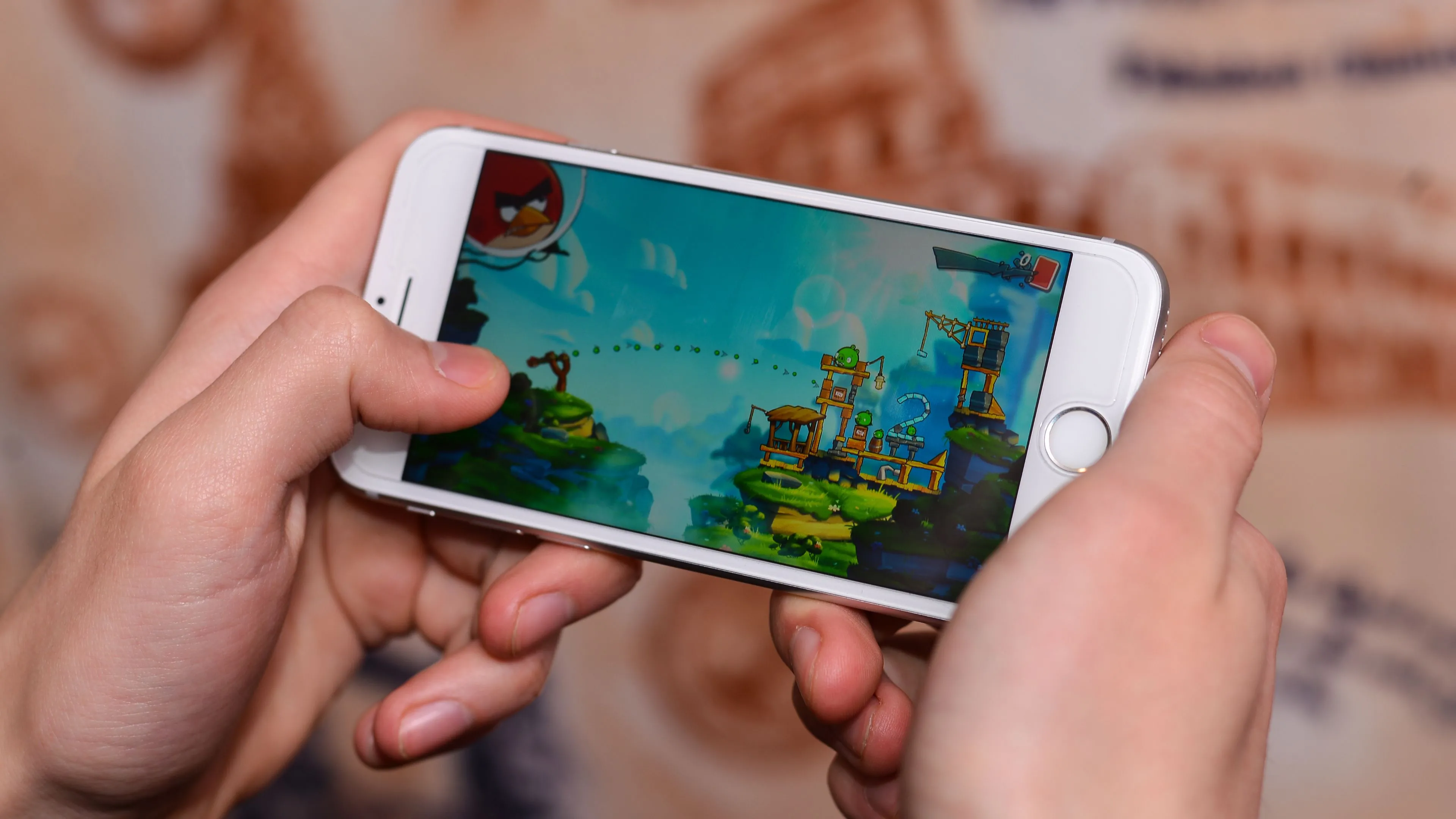 Game Angry Birds trên iPhone (2019), minh chứng cho sự phát triển của thị trường game di động.