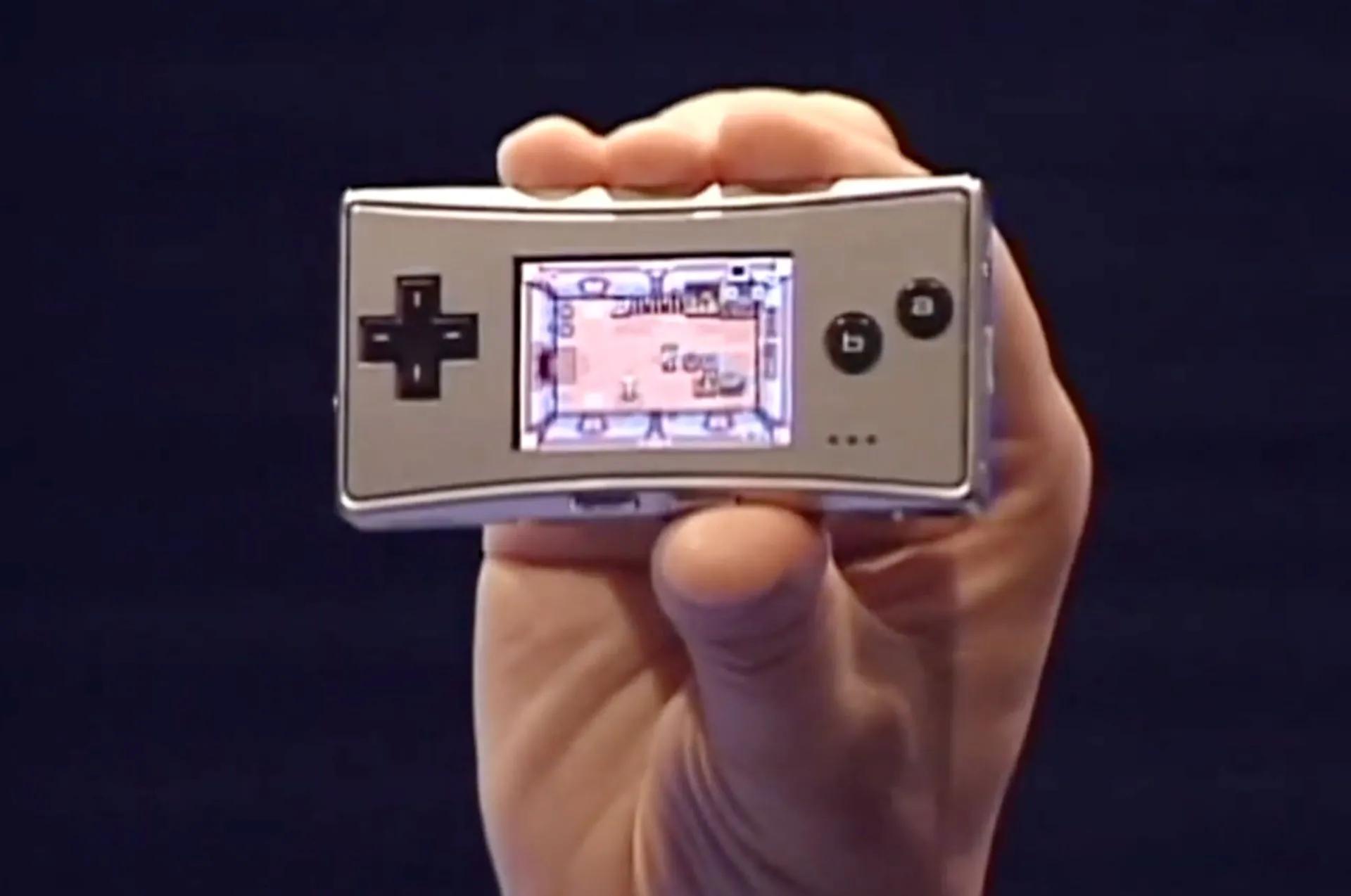 Game Boy Micro trong sự kiện công bố E3 2005 của Nintendo, nổi bật với kích thước nhỏ gọn