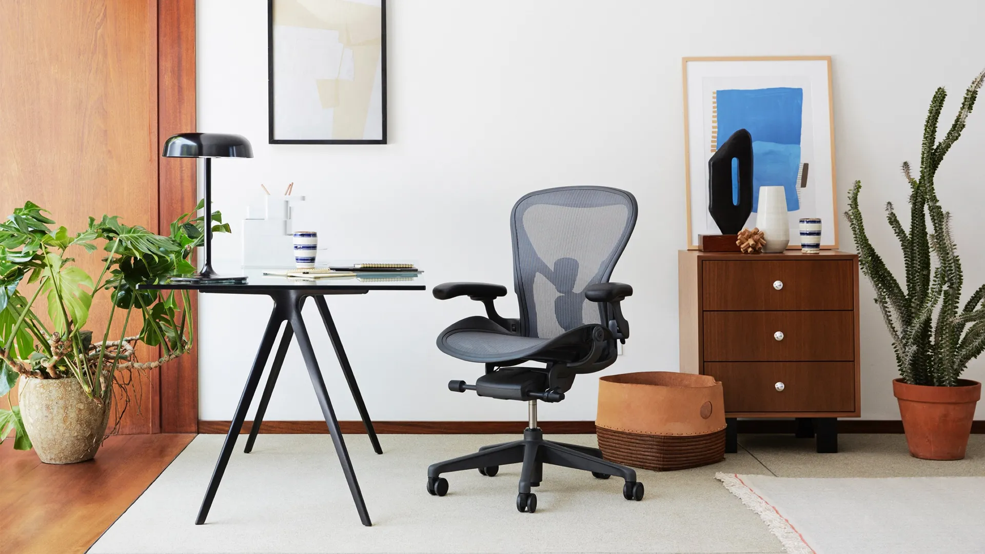Ghế văn phòng Herman Miller Aeron đặt trong một văn phòng hiện đại giữa thế kỷ.