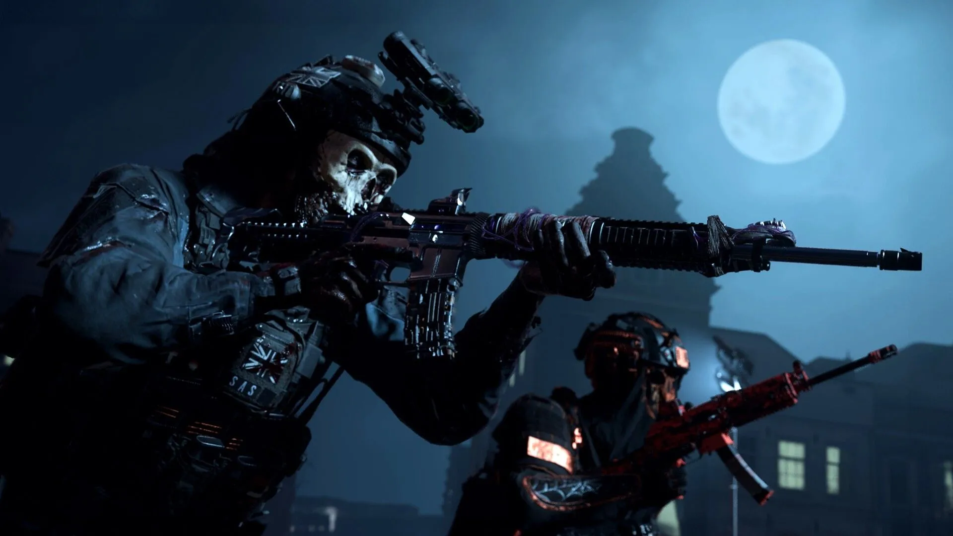 Ghost và một đặc nhiệm khác di chuyển qua chiến trường ban đêm trong Call of Duty Modern Warfare 2.
