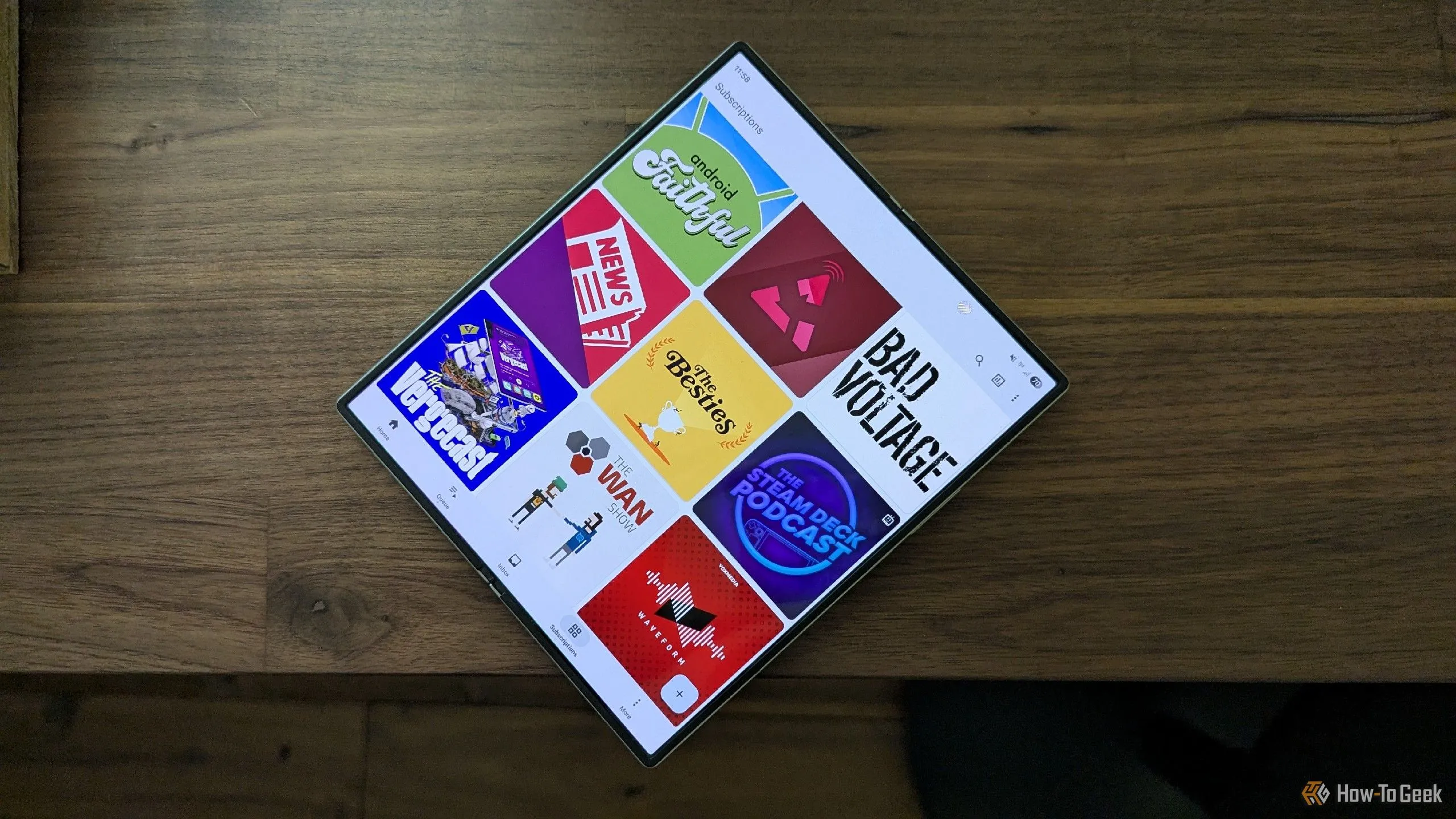 Giao diện các kênh podcast trong ứng dụng AntennaPod trên điện thoại Samsung Galaxy Z Fold 6