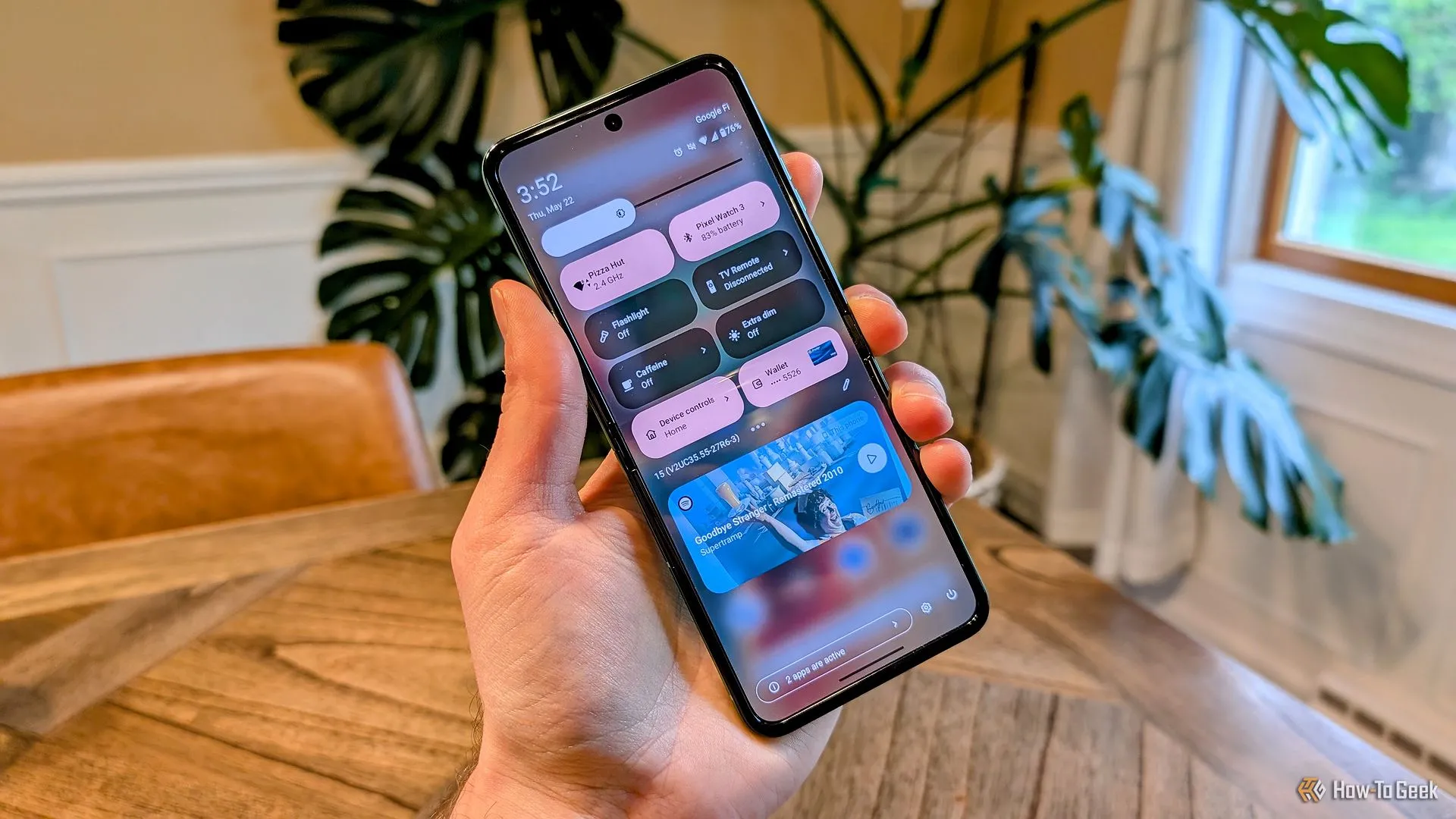 Giao diện cài đặt nhanh của Moto Razr 2025, hiển thị thông tin pin