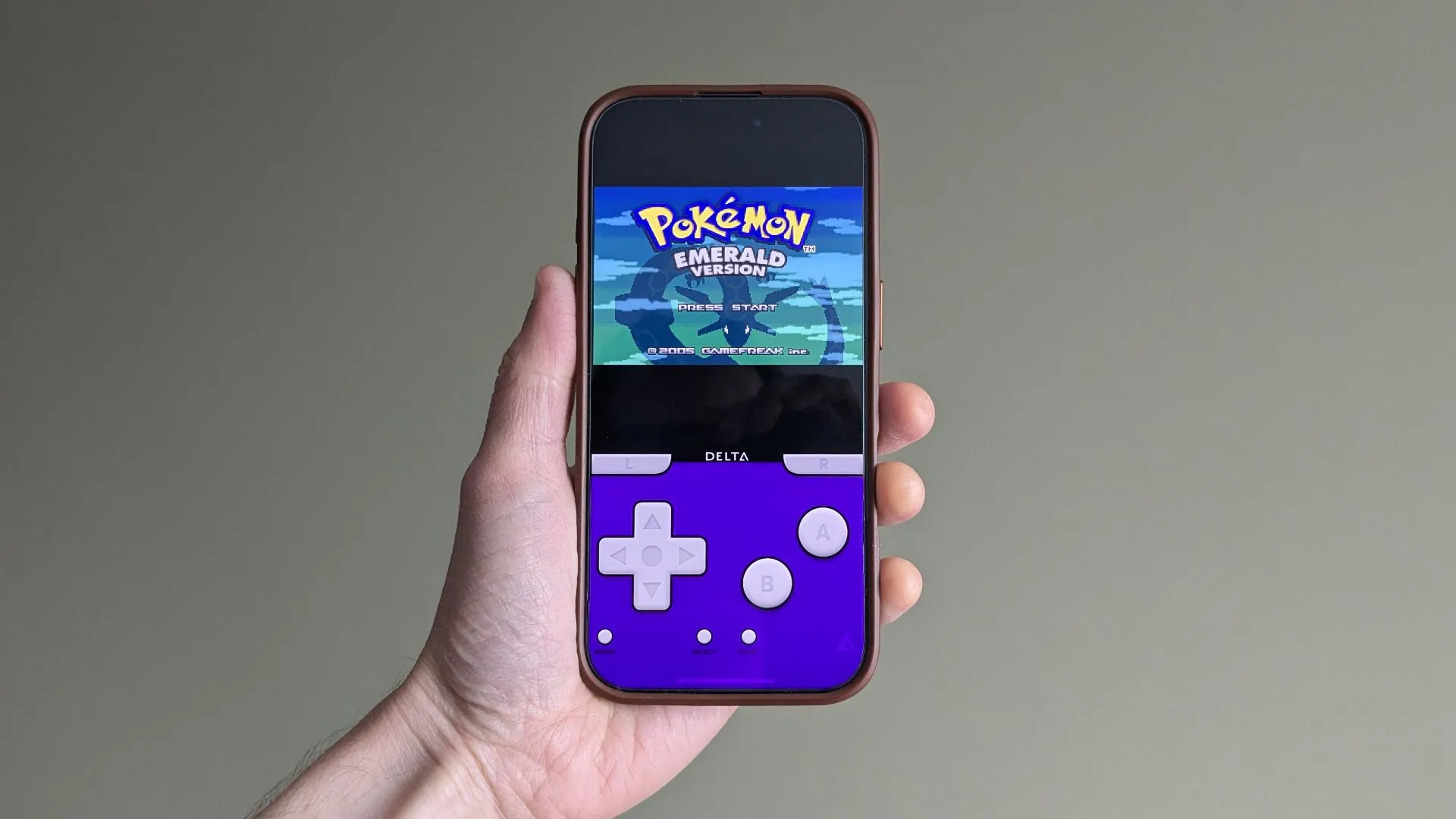 Giao diện game Pokémon cổ điển được giả lập trên điện thoại thông minh, minh họa sự hiện diện mạnh mẽ của Pokémon trên di động.