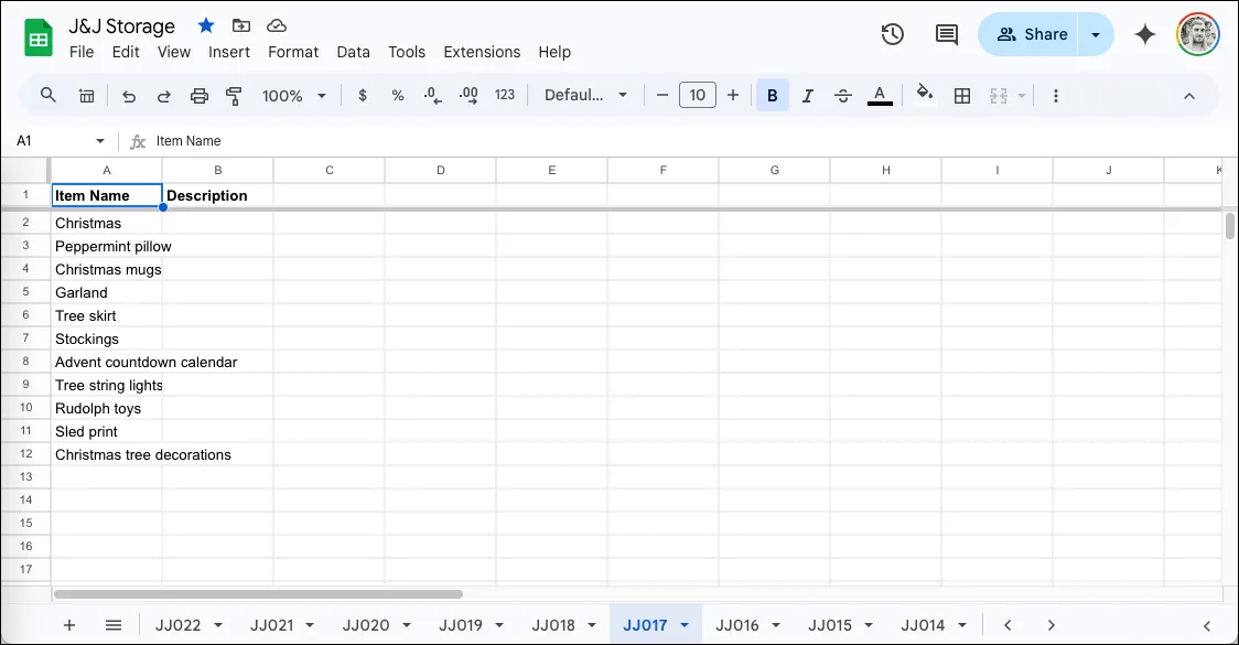Giao diện Google Sheets với các tab riêng biệt để quản lý đồ đạc và mã QR