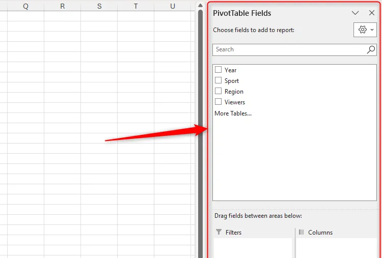 Giao diện ngăn PivotTable Fields trong Microsoft Excel hiển thị các tùy chọn trường dữ liệu như Năm, Thể thao, Khu vực và Lượt xem.