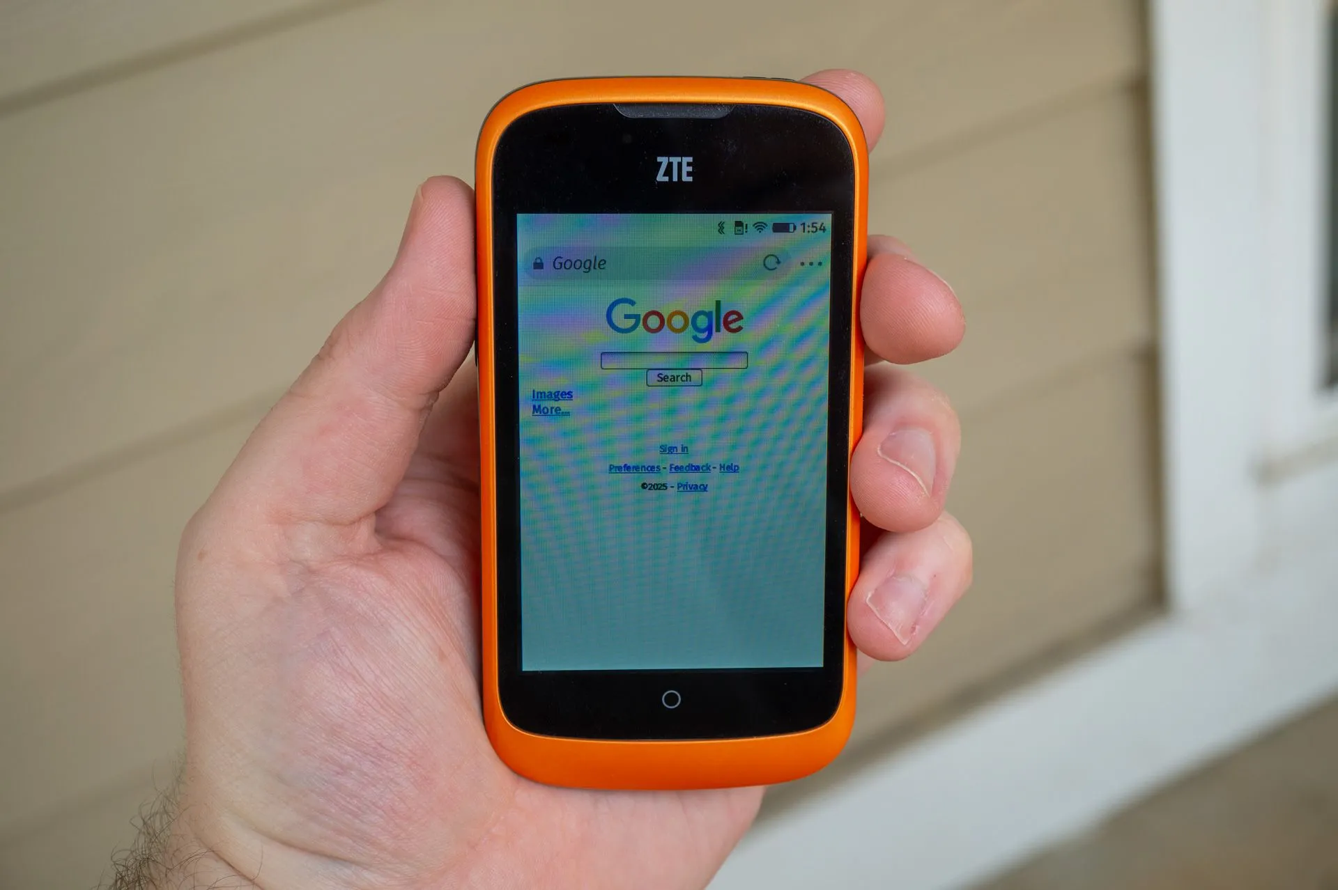 Giao diện người dùng của Firefox OS trên điện thoại ZTE Open, thể hiện sự đơn giản của hệ điều hành web