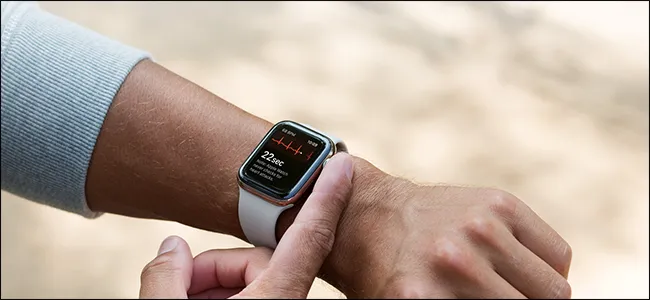 Giao diện ứng dụng ECG trên Apple Watch, minh họa khả năng theo dõi sức khỏe tim mạch của thiết bị.